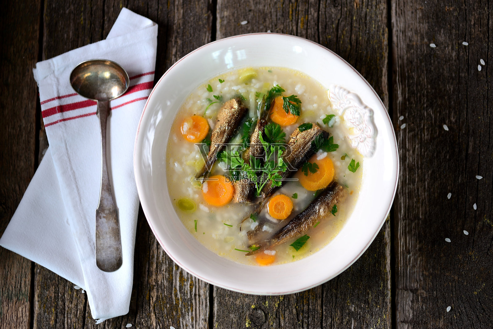 米汤配小菜，胡萝卜，韭菜和欧芹。照片摄影图片