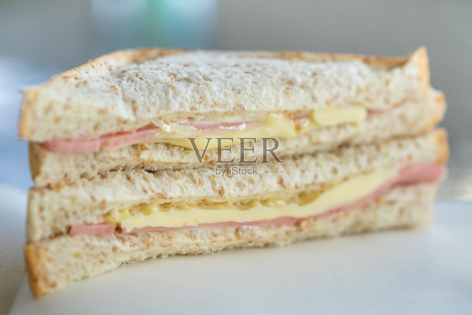 全麦面包，火腿和奶酪三明治的特写。照片摄影图片