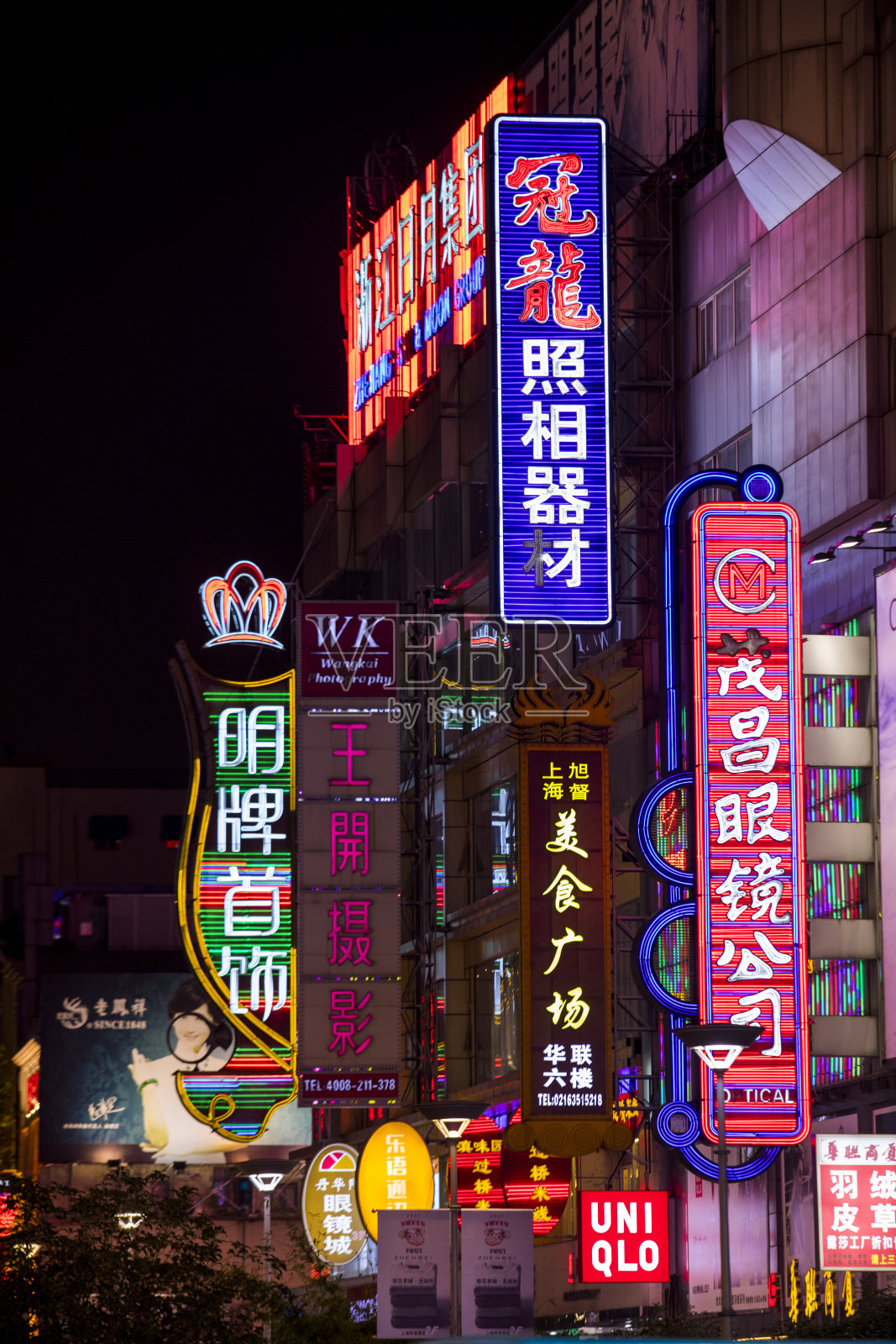 中国上海的夜晚灯火辉煌照片摄影图片