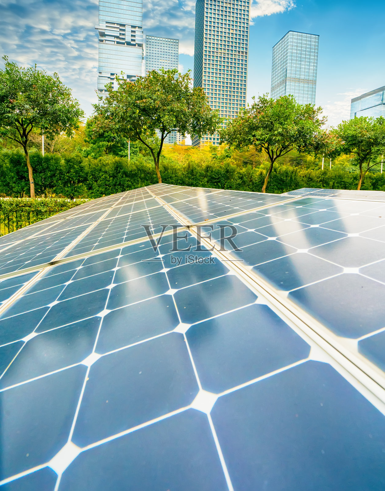现代城市中的太阳能发电厂，可持续的可再生能源照片摄影图片