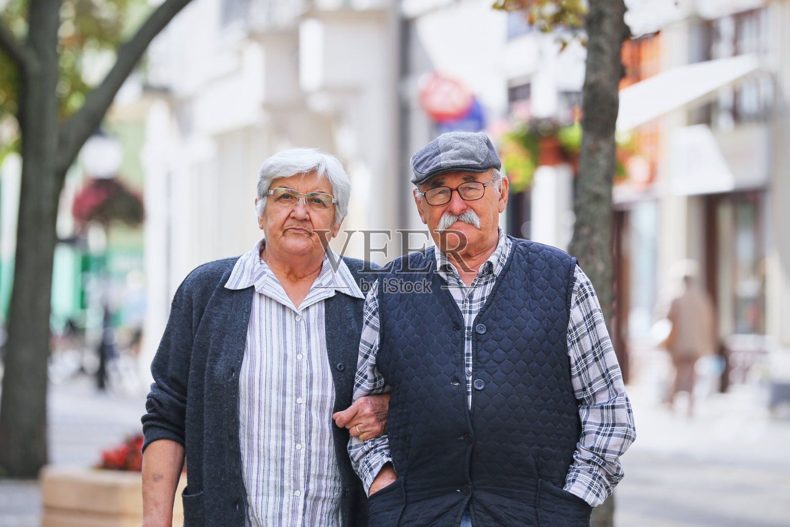 老年人在街上行走照片摄影图片