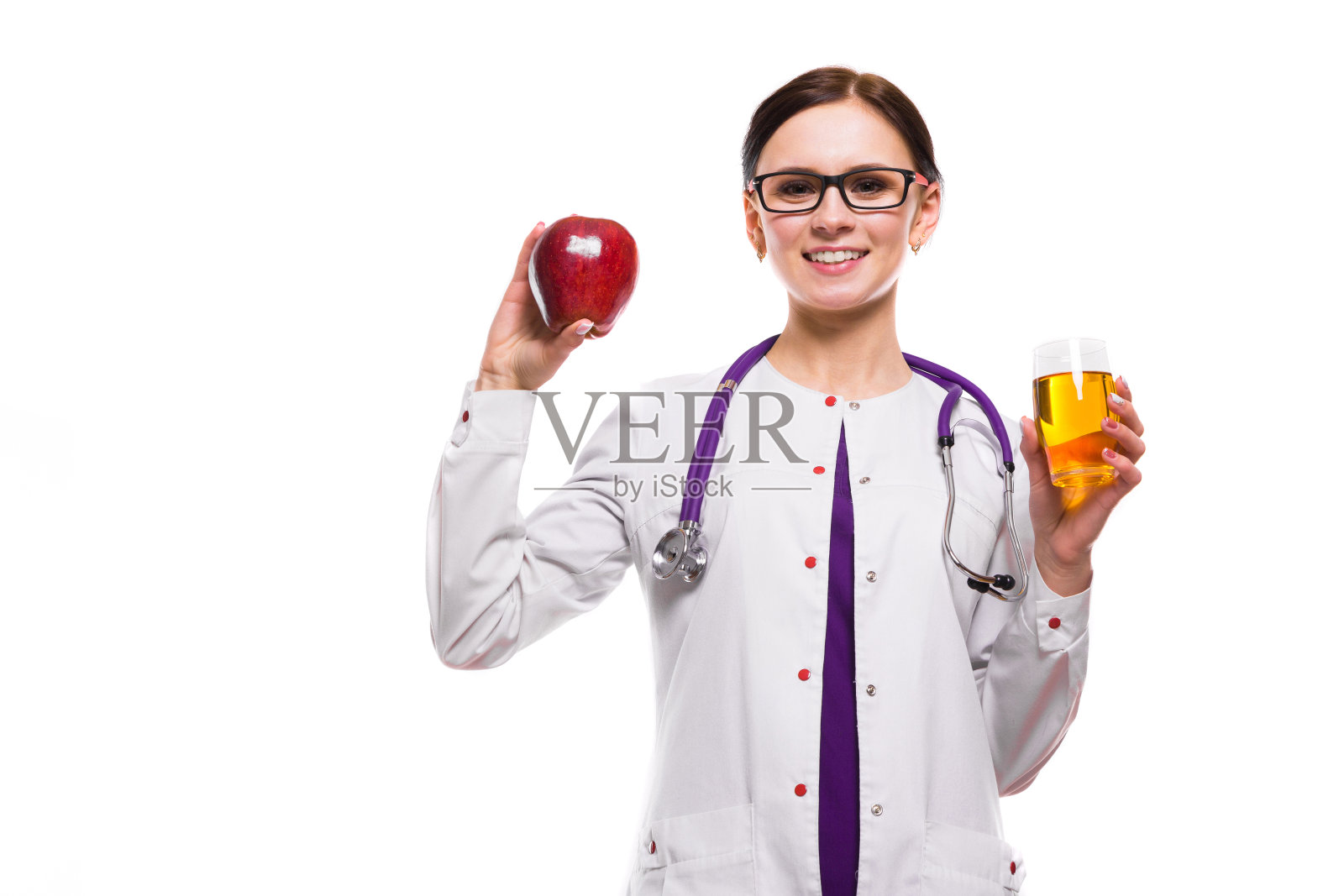 女性营养学家拿着苹果和一杯新鲜的果汁在她的手在白色的背景照片摄影图片