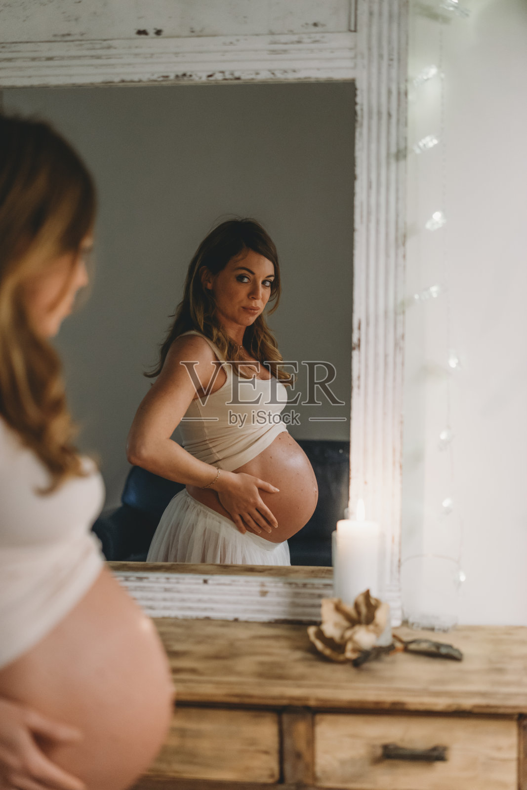 年轻怀孕妇女在家照片摄影图片