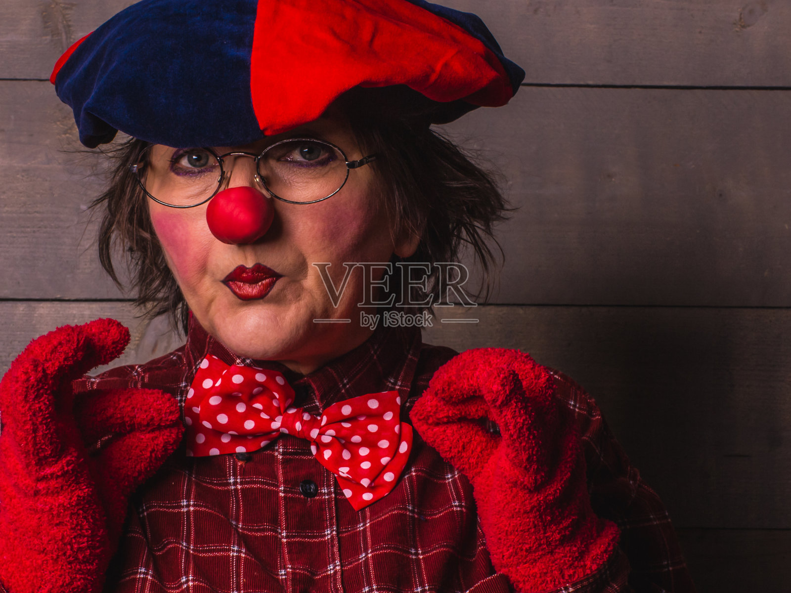 小丑的肖像与一个红鼻子和嘴唇与一个bo照片摄影图片