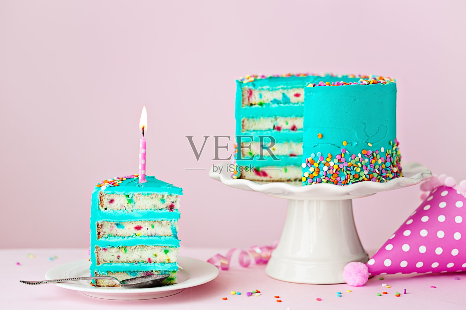 彩色的生日蛋糕和一支蜡烛照片摄影图片