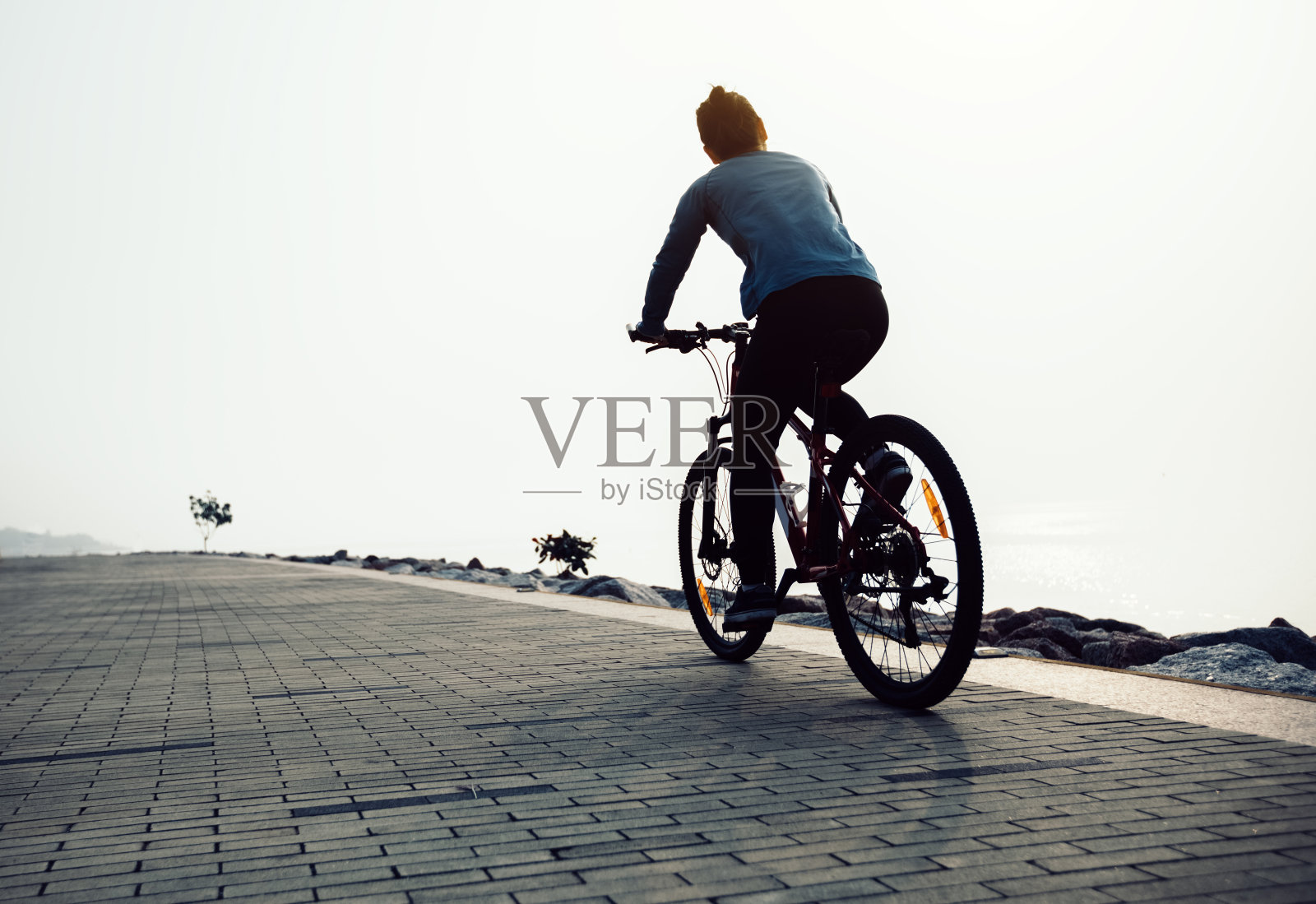 骑自行车的人在海岸上骑山地车照片摄影图片