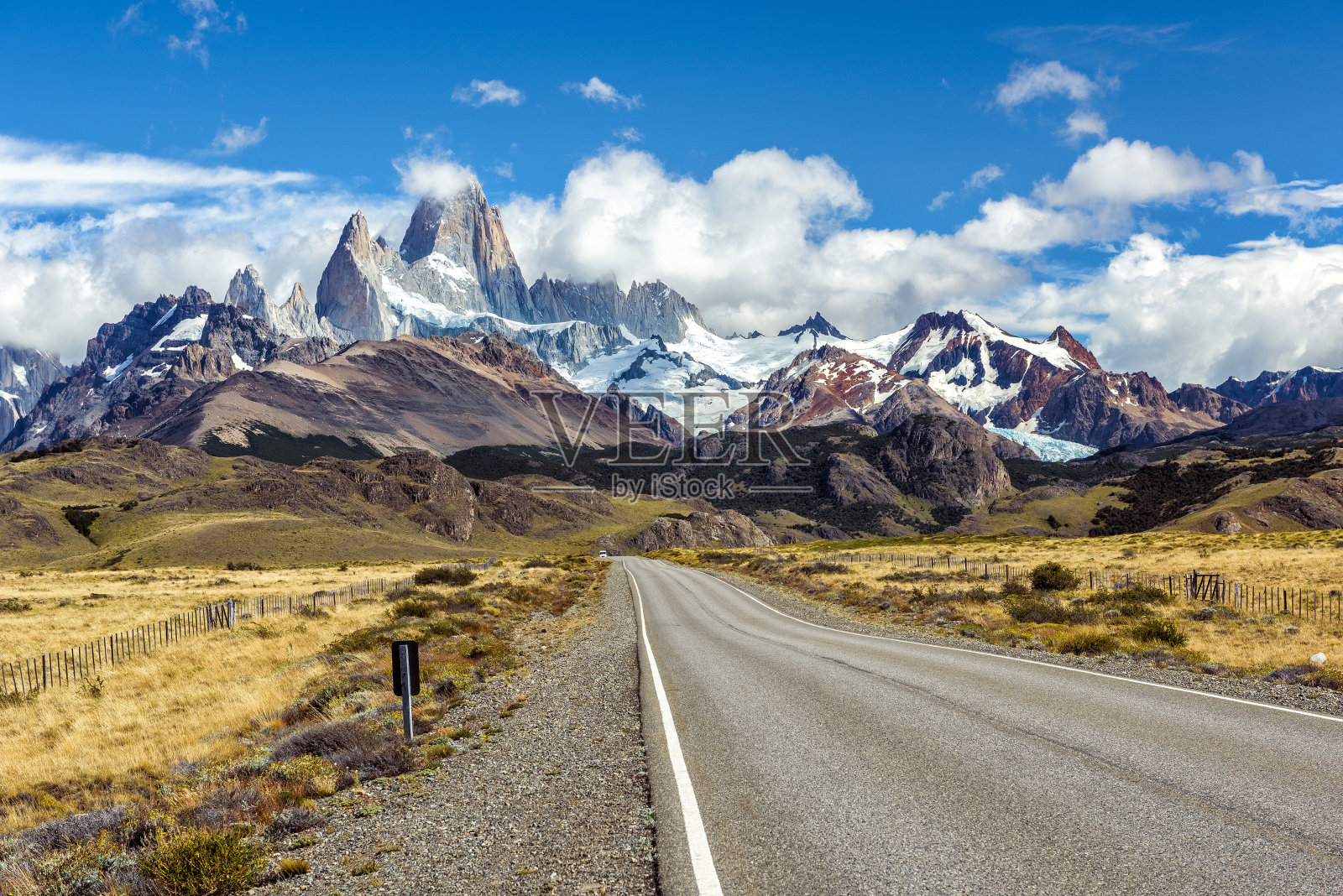 道路和全景与菲茨罗伊山在Los Glaciares国家公园照片摄影图片