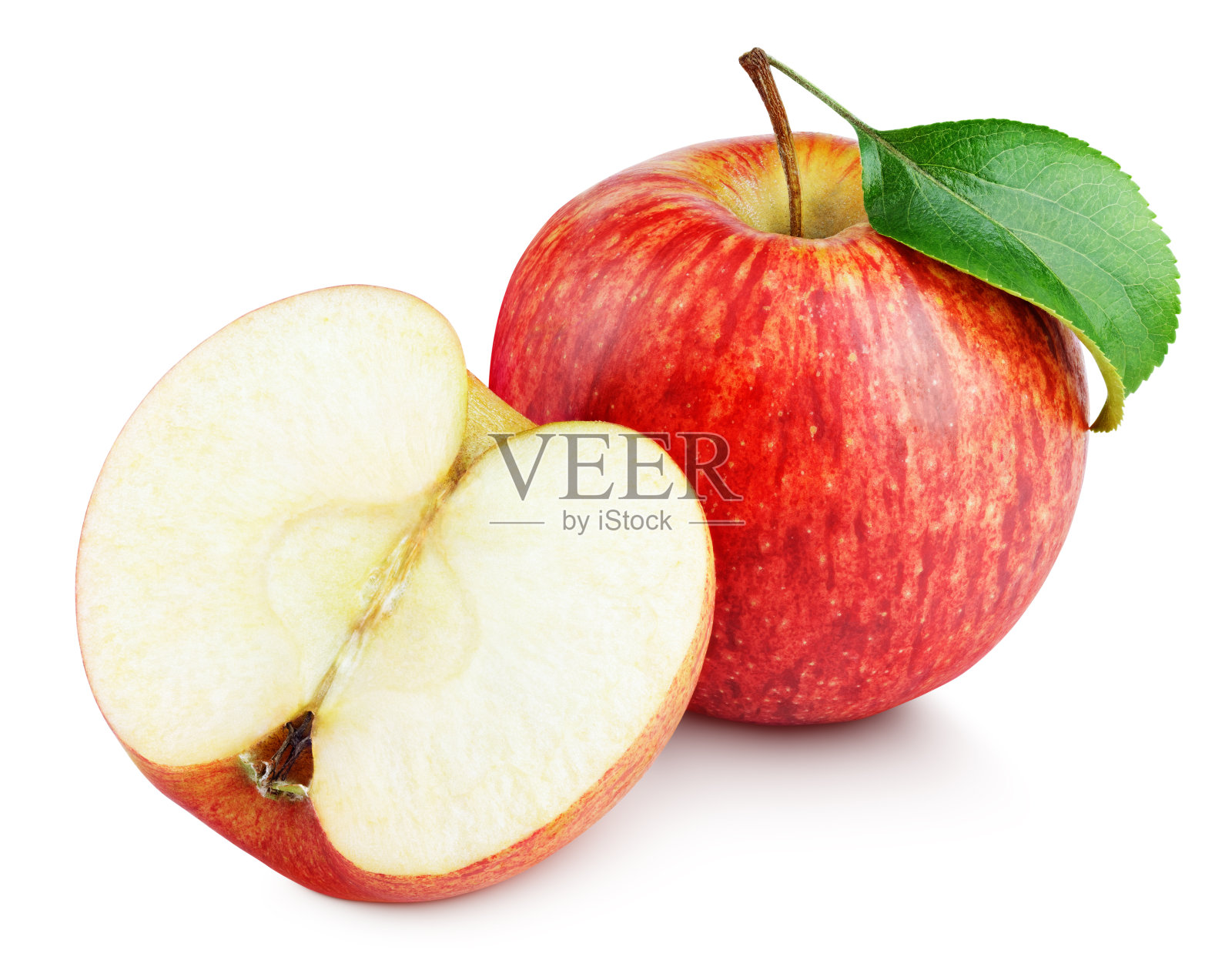 成熟的红苹果，一半和苹果叶孤立在白色上照片摄影图片