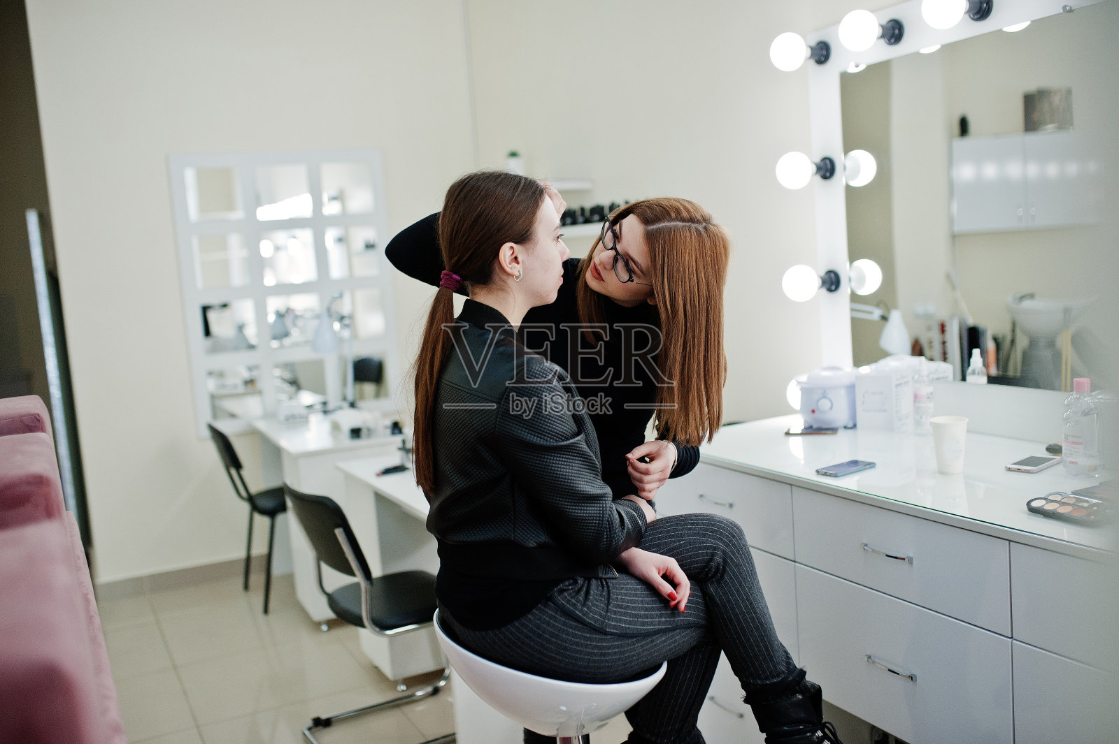 化妆艺术家在她的美容美发工作室工作。女性使用专业化妆大师。美女俱乐部的概念。照片摄影图片