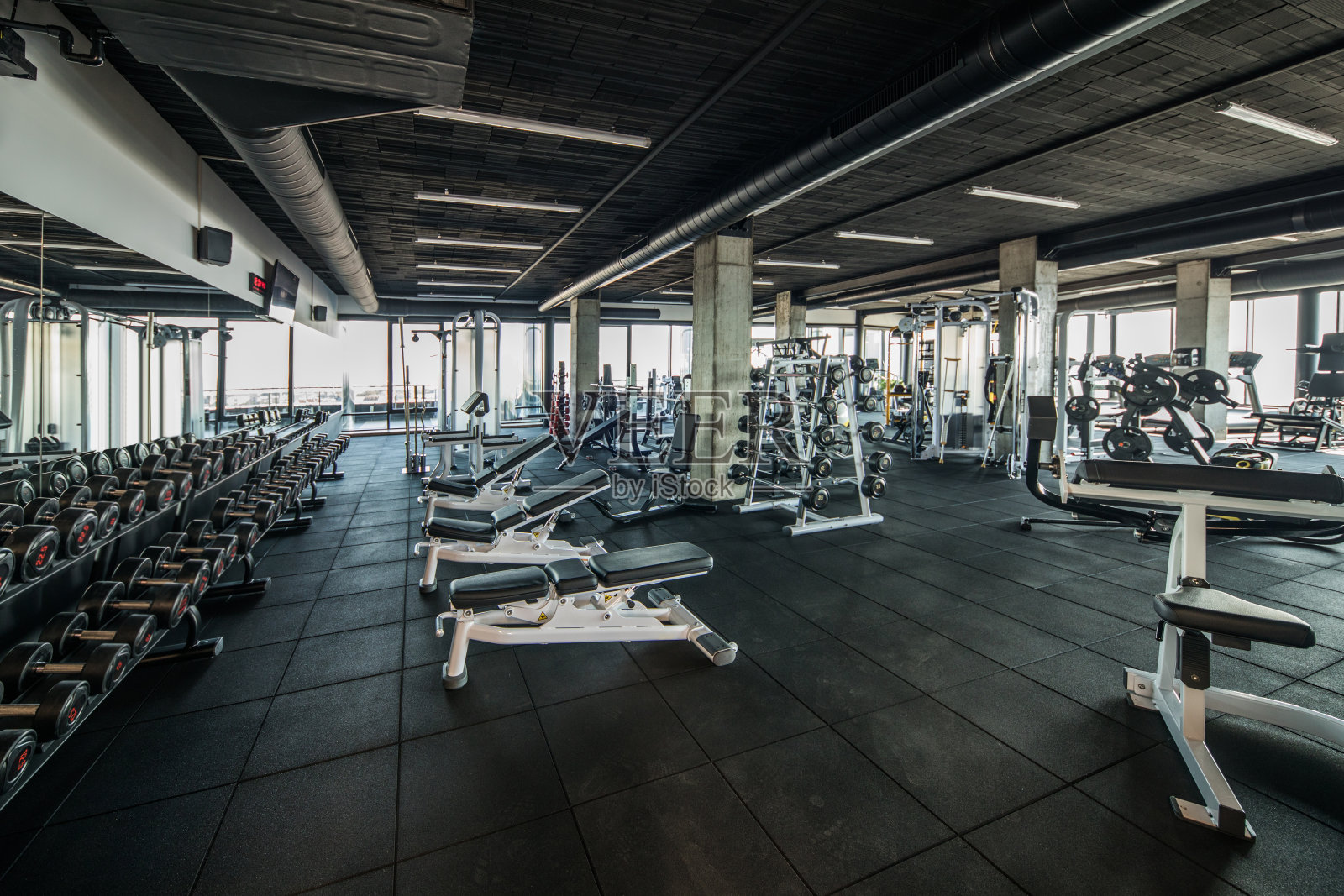 健身房没有人与大量的锻炼机器。照片摄影图片
