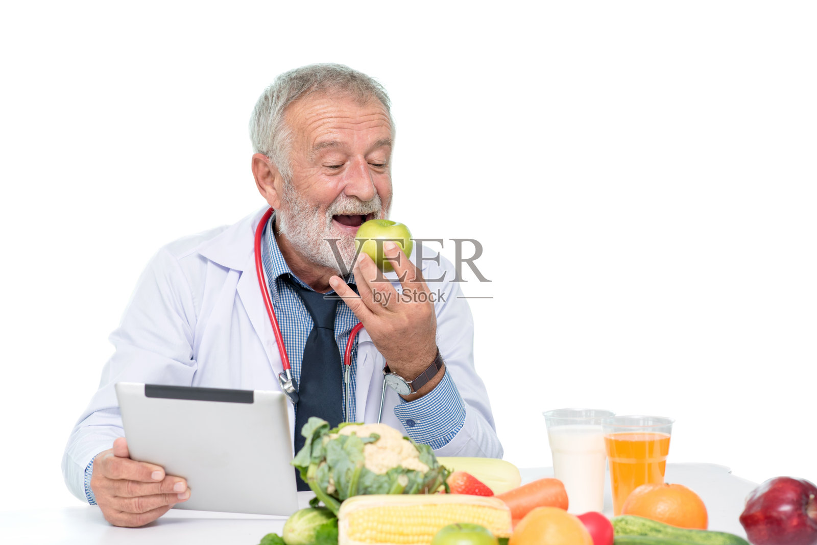 高级营养医生与健康的水果，食品和饮料桌上。提出青苹果营养与膳食保健理念照片摄影图片