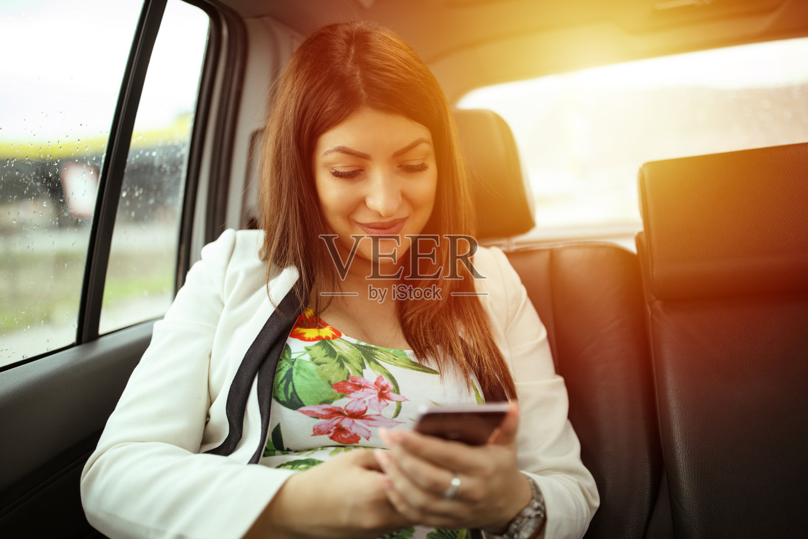 孕妇在车里使用手机照片摄影图片