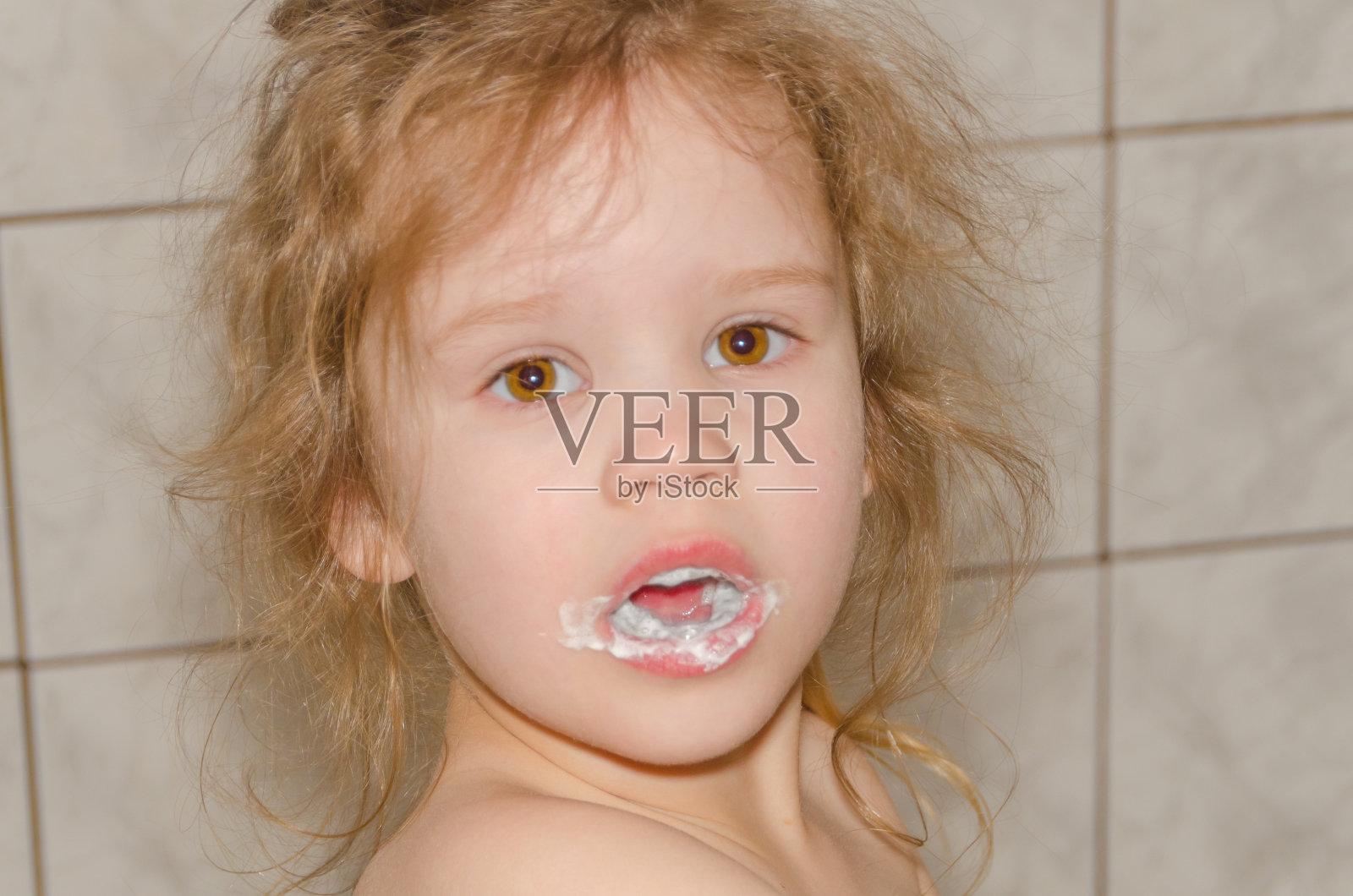 女婴刷牙，口腔卫生照片摄影图片