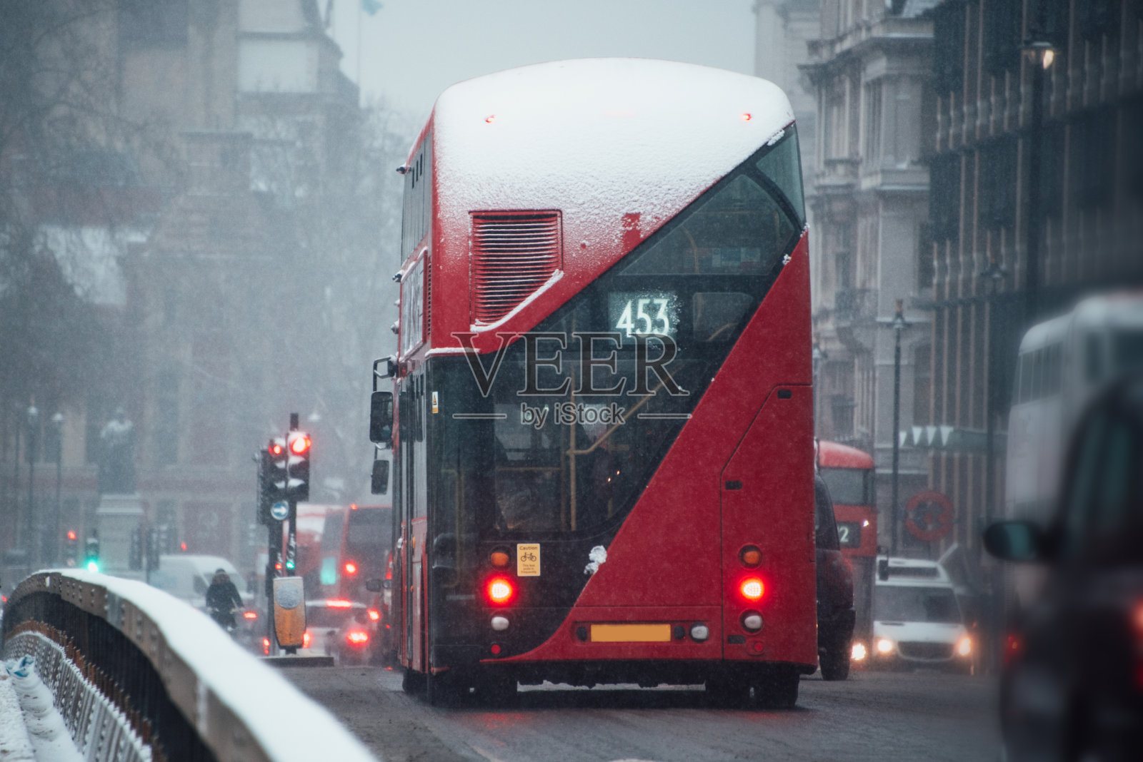 雪中的伦敦公共汽车照片摄影图片