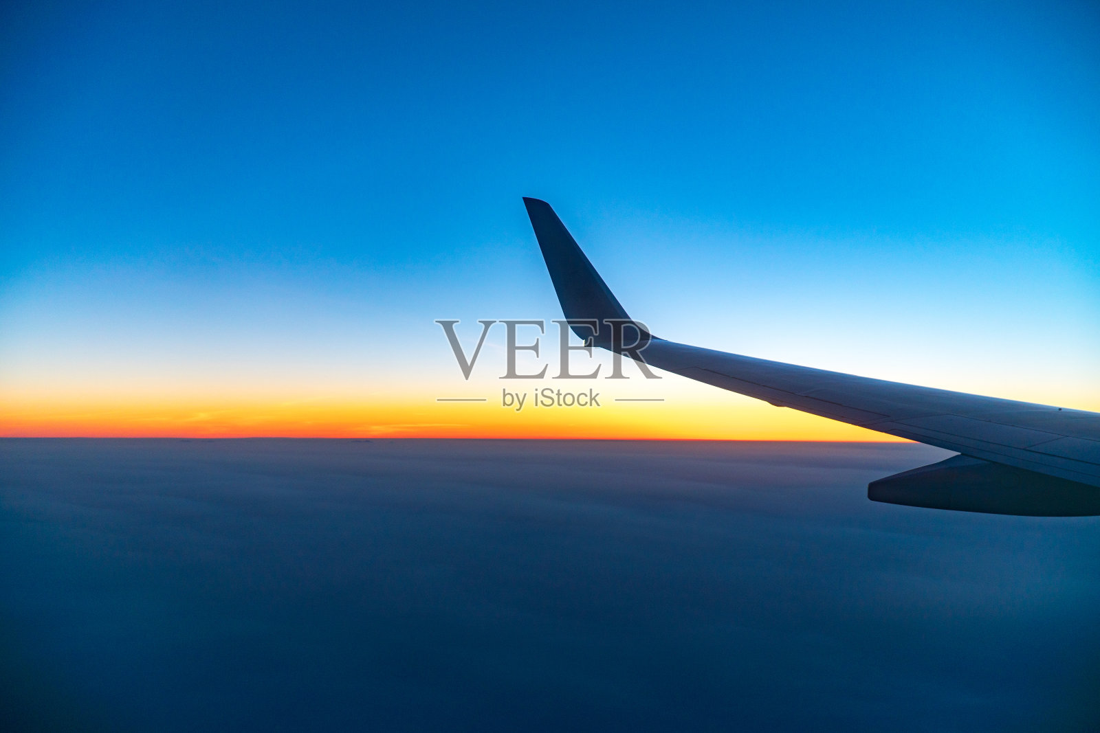 飞机机翼与日落的天空照片摄影图片