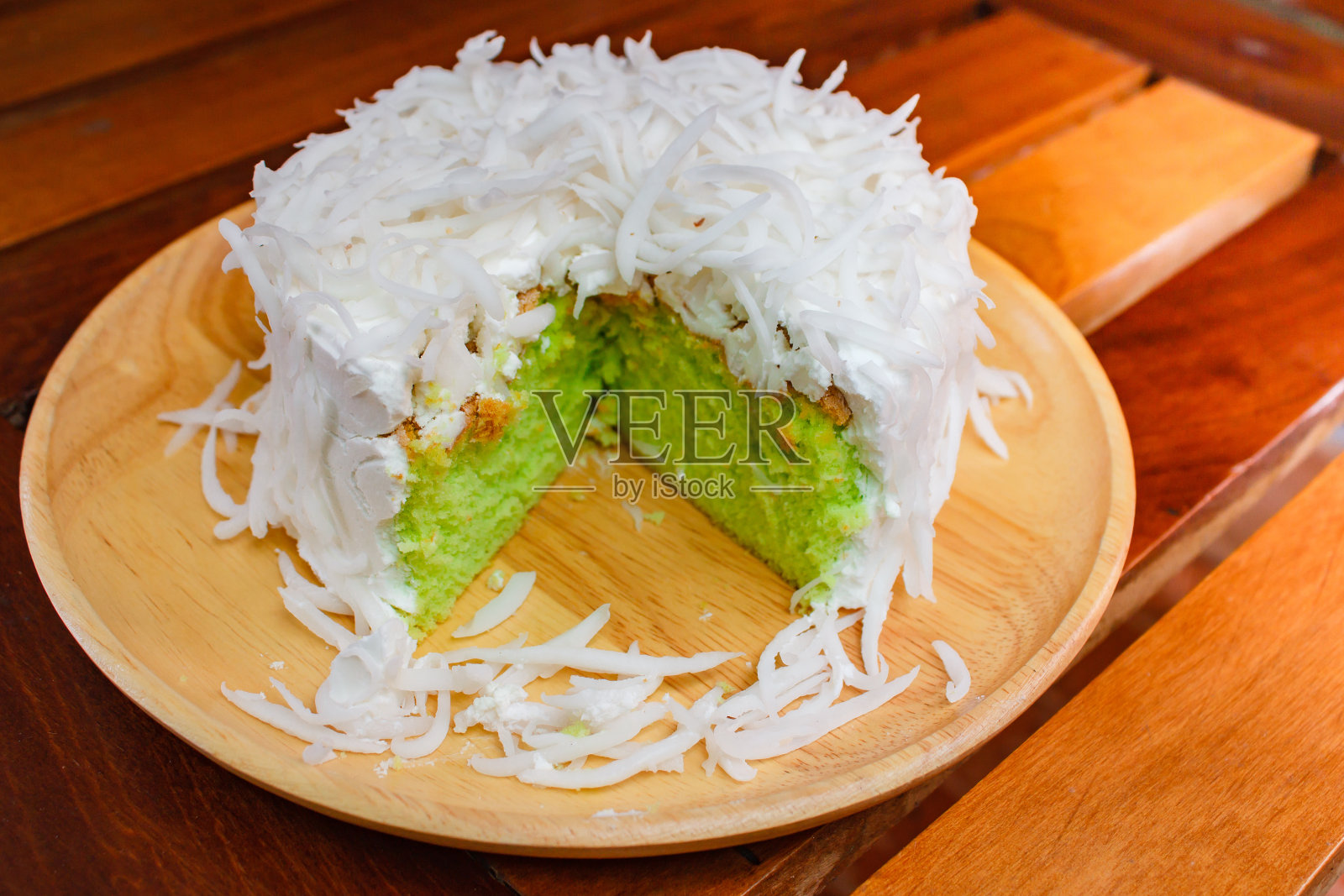 新鲜的甜点椰子蛋糕在木材背景。照片摄影图片