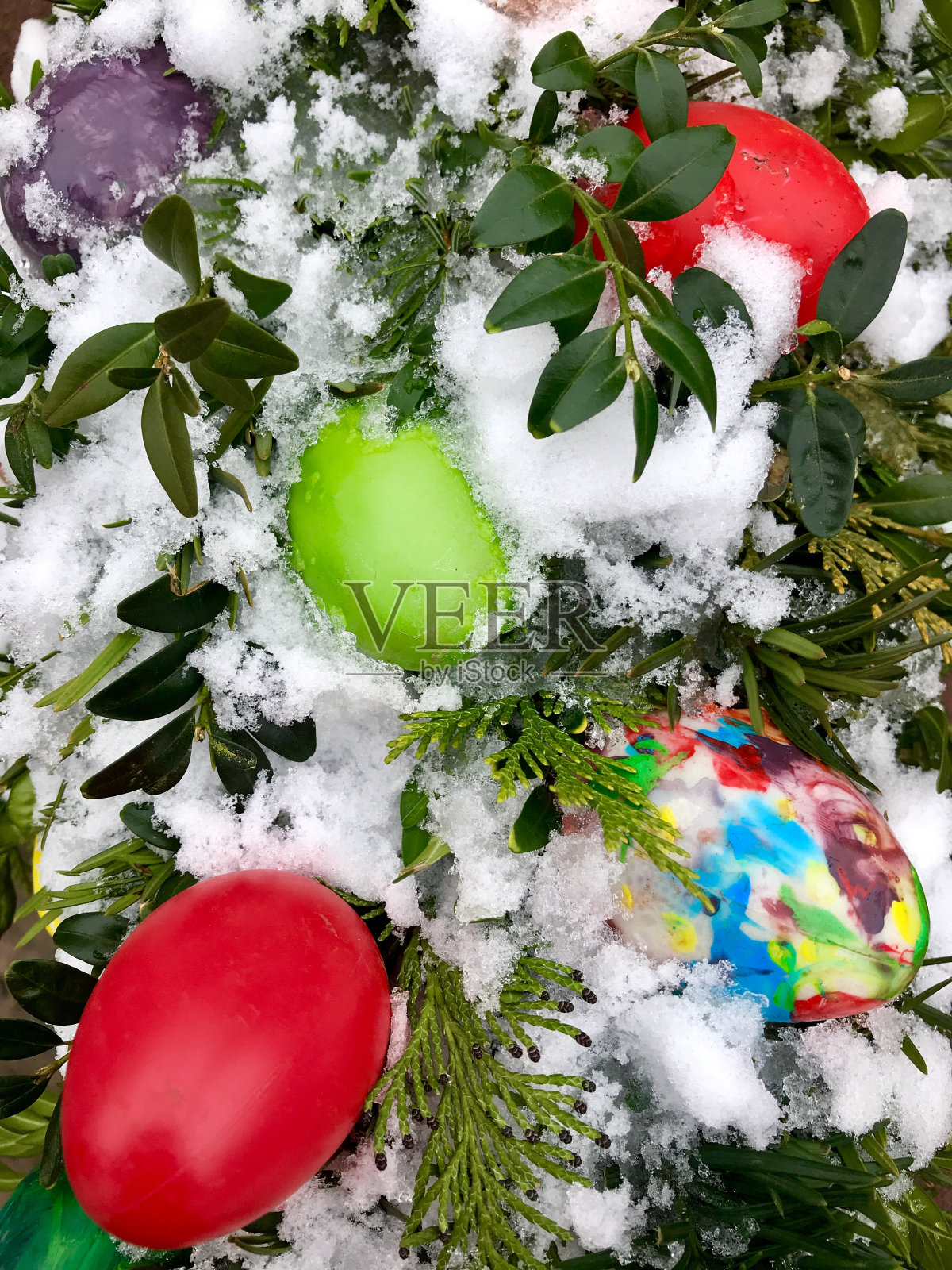 复活节彩蛋和装饰雪照片摄影图片