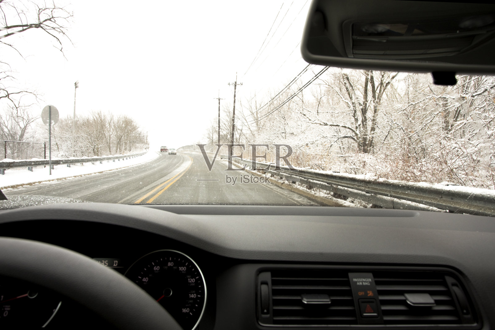 冬天在很滑的路上开车照片摄影图片