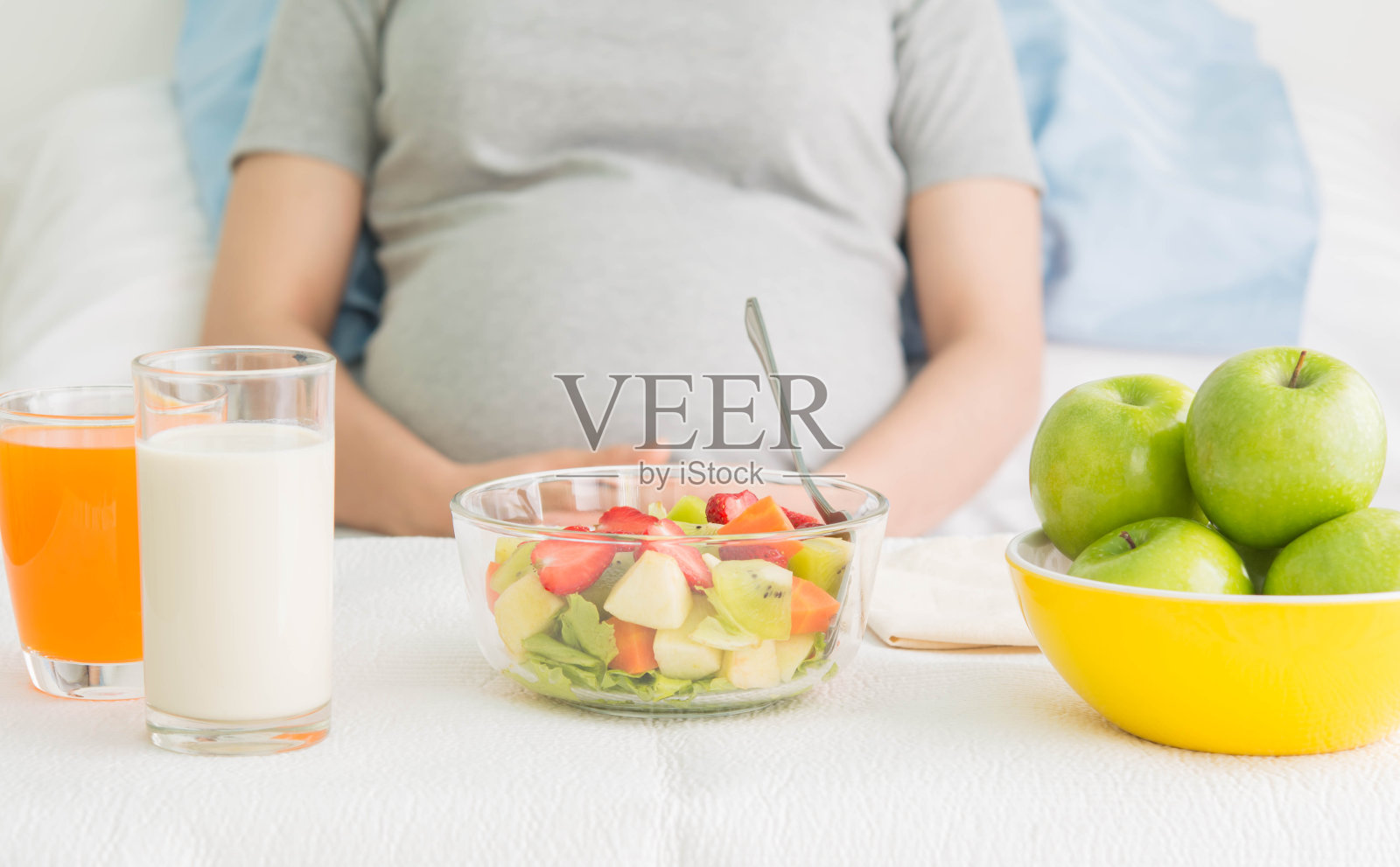 孕妇餐桌上的健康食品。照片摄影图片