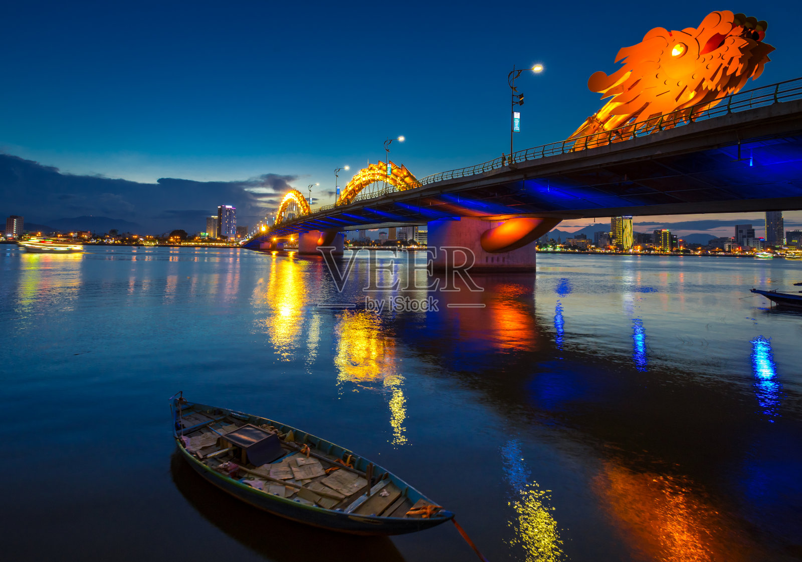 龙桥夜景在岘港，河上倒影。照片摄影图片