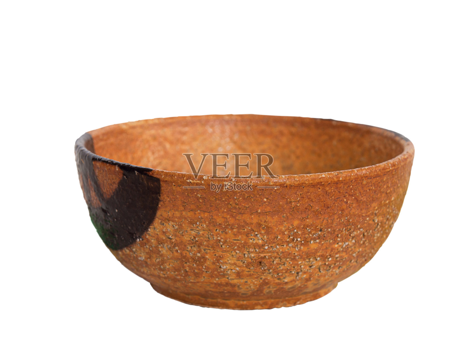 白色背景上的棕色陶瓷碗。照片摄影图片