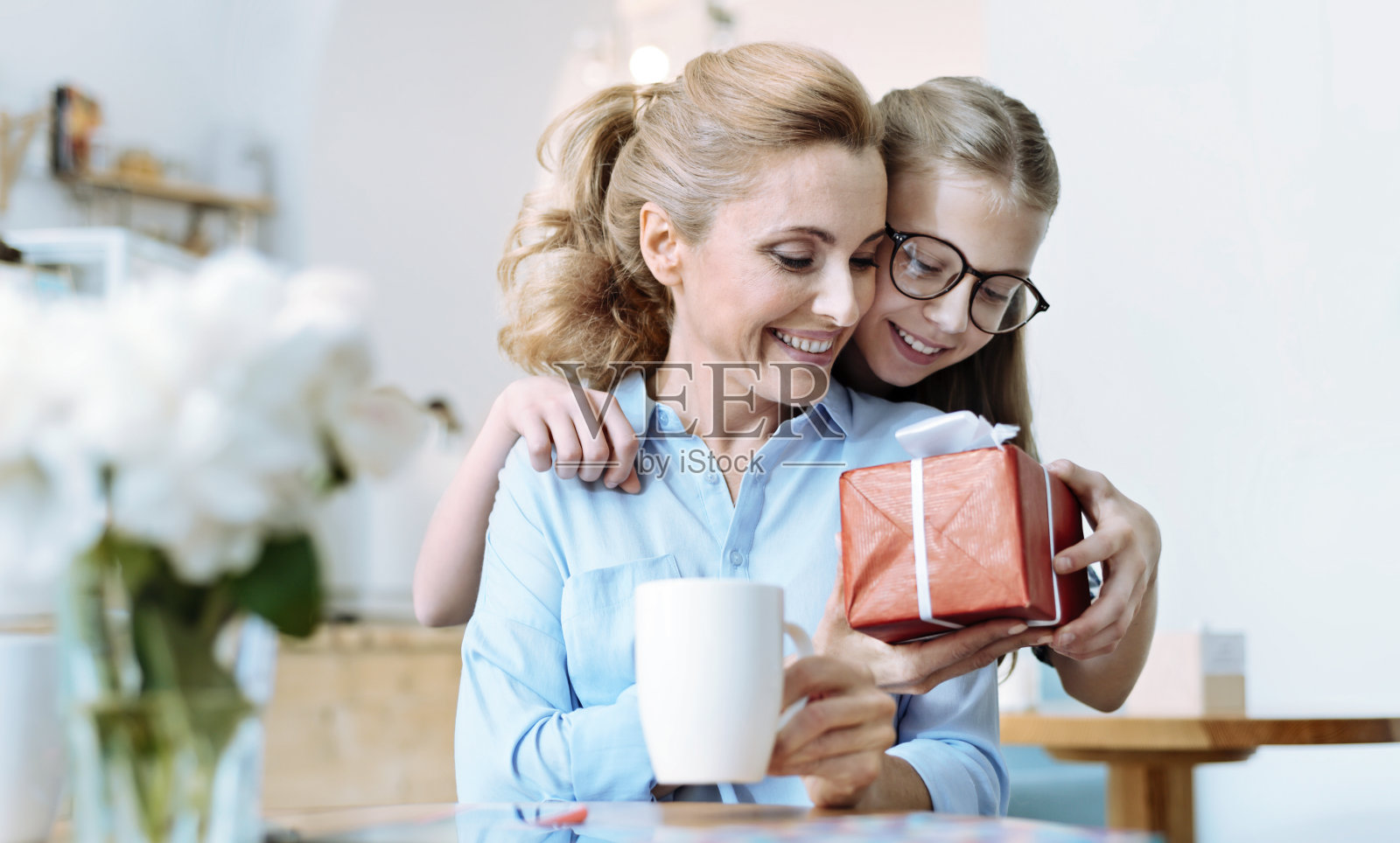 温柔的女孩拥抱她的母亲照片摄影图片