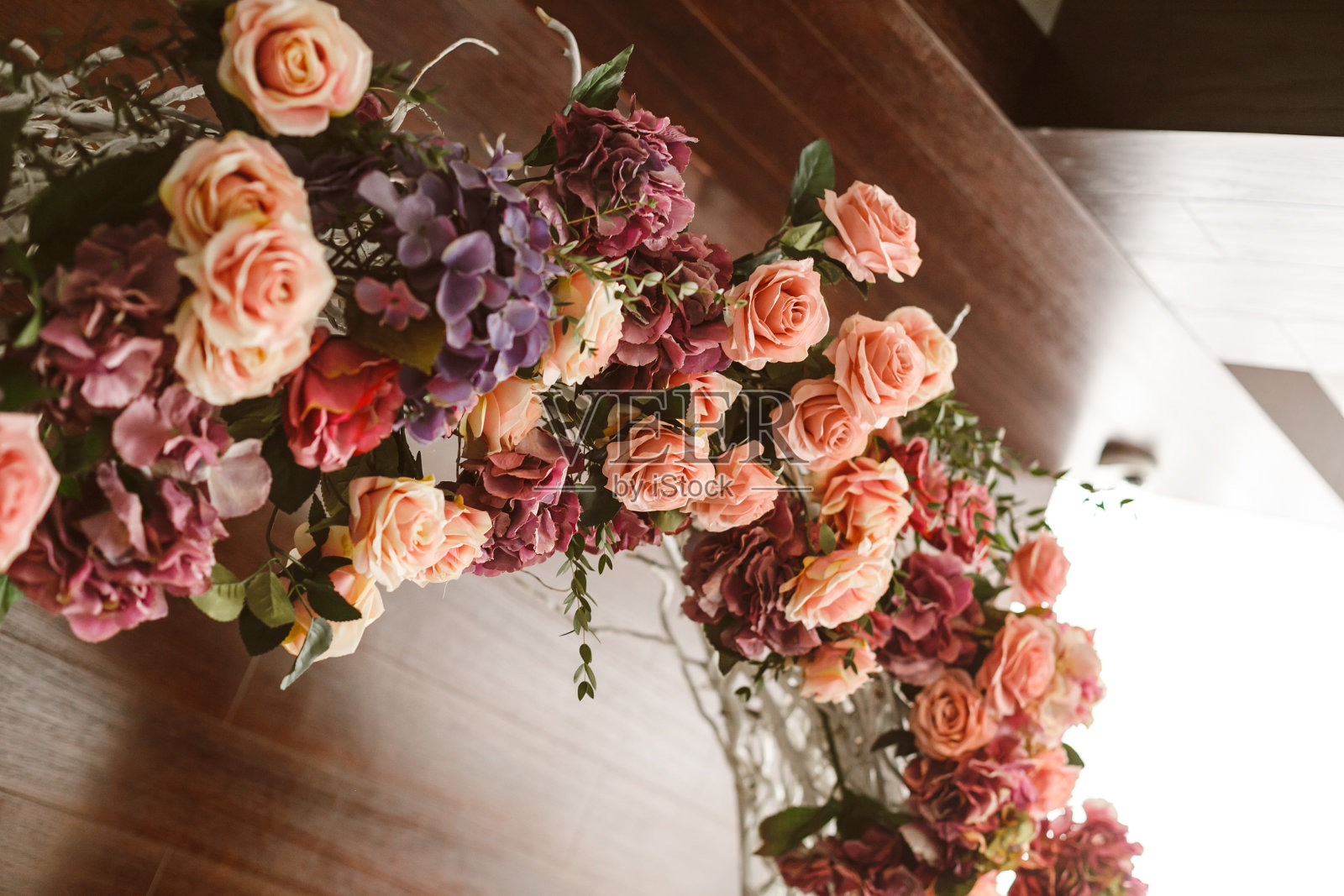婚礼拱门上的鲜花照片摄影图片