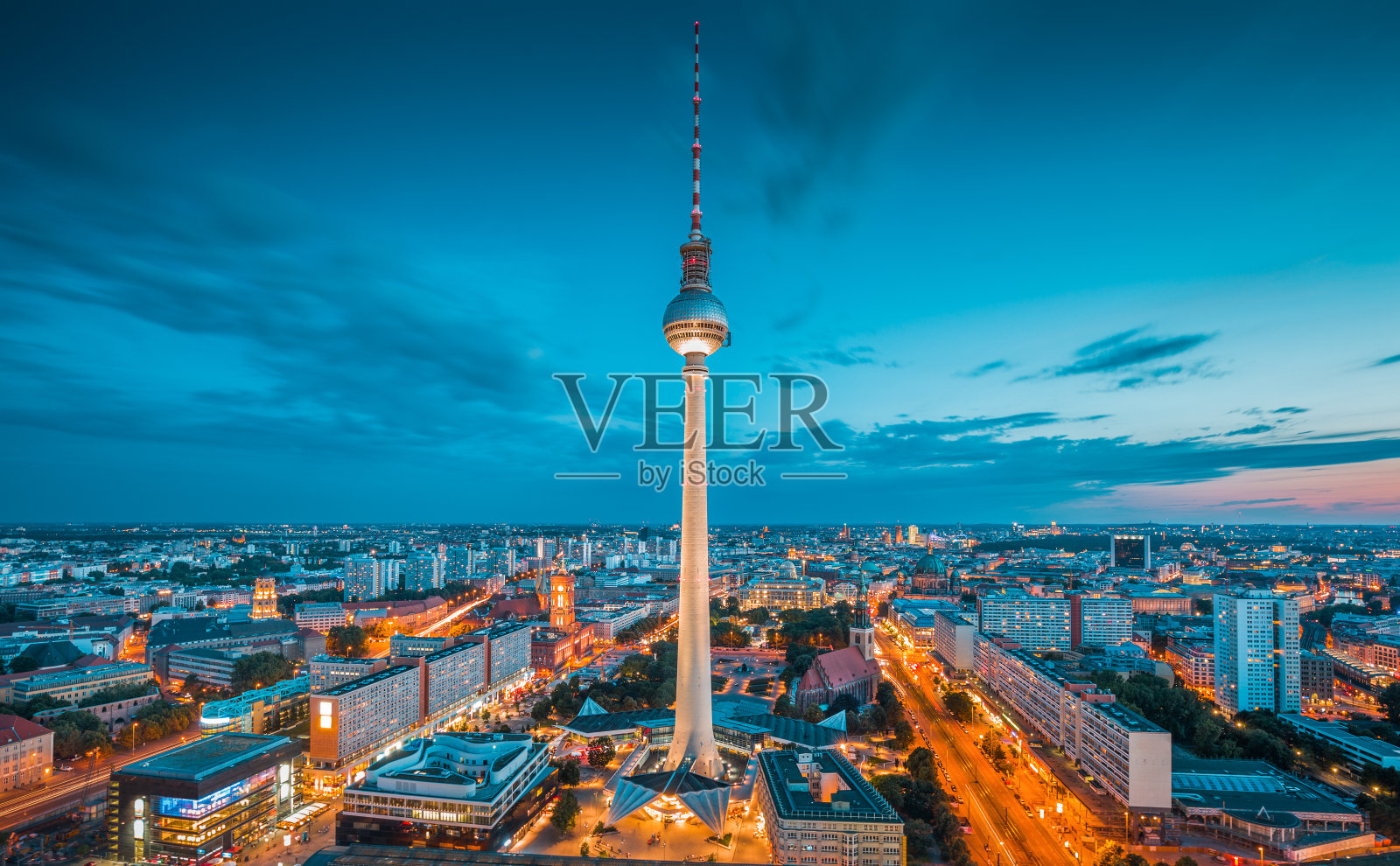 德国柏林亚历山大广场著名电视塔夜景照片摄影图片