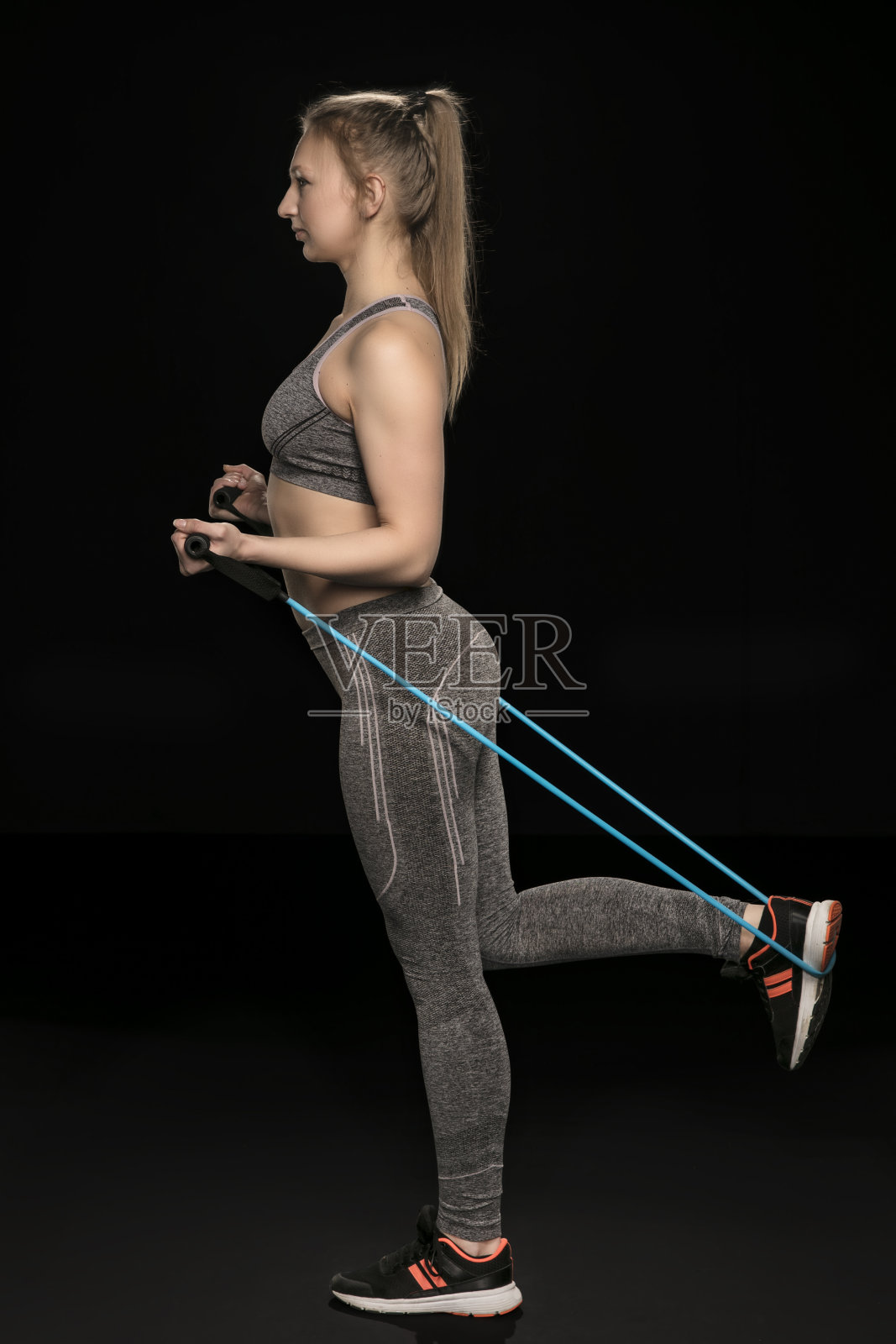 运动女孩用柔韧的绳子伸展和锻炼身体照片摄影图片
