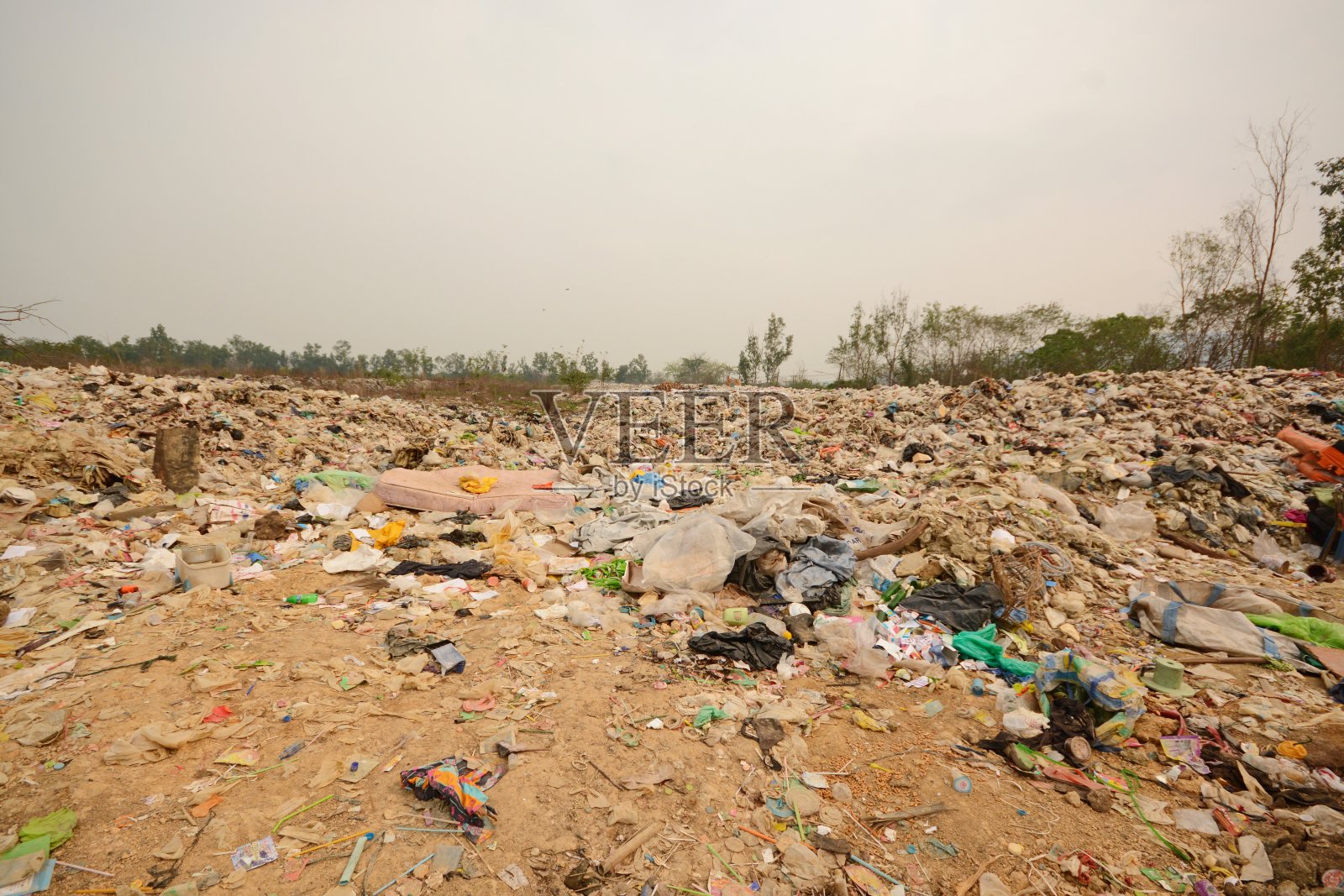 泰国东北部的垃圾堆，在垃圾场照片摄影图片