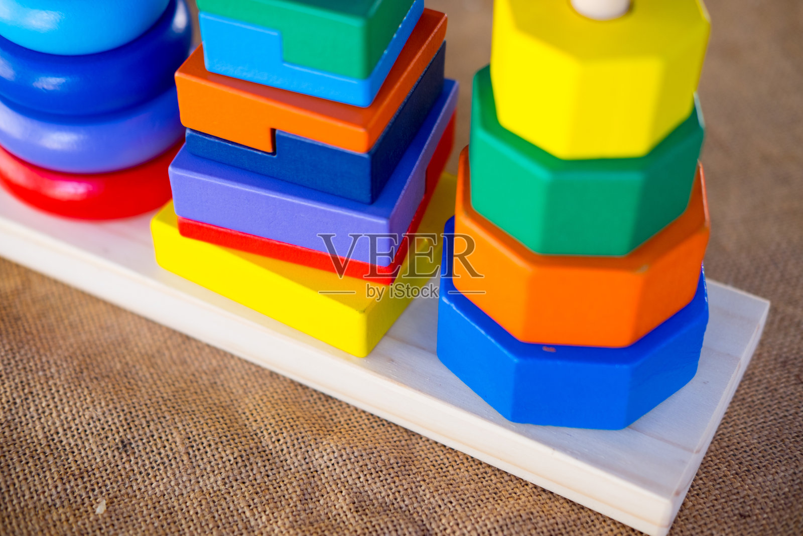 彩色木制玩具堆叠圈(学习发育儿童玩具)照片摄影图片