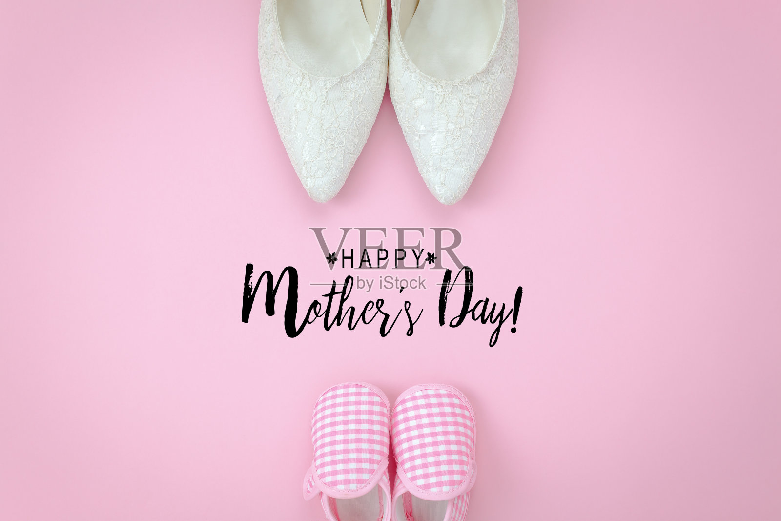 俯视图航拍的装饰母亲节节日背景概念快乐。平躺物体女人和孩子鞋上现代美丽的粉红色纸在家庭办公办公桌。文字季为创意设计。照片摄影图片