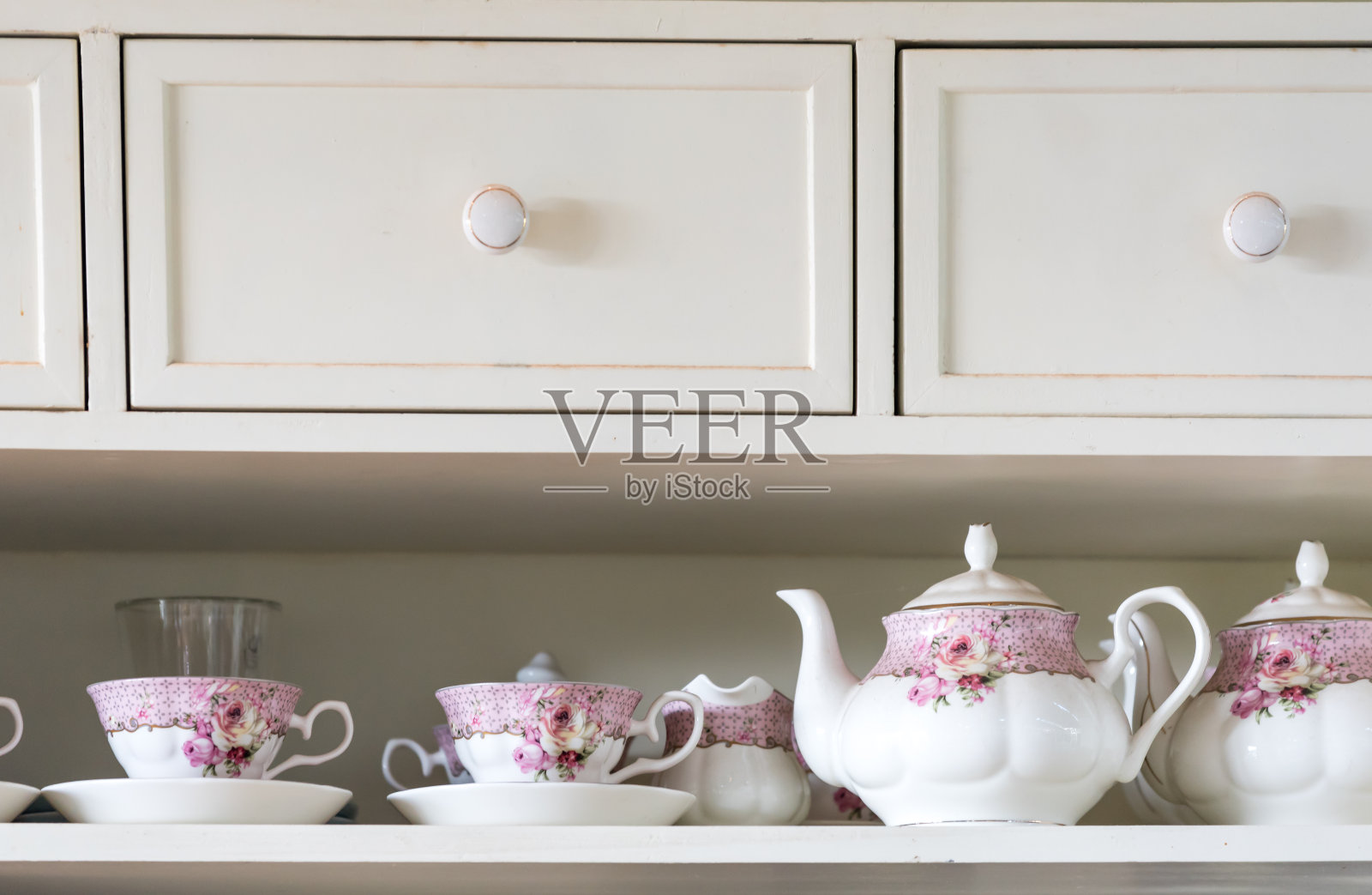 带有粉红色花纹的老式英式茶具照片摄影图片