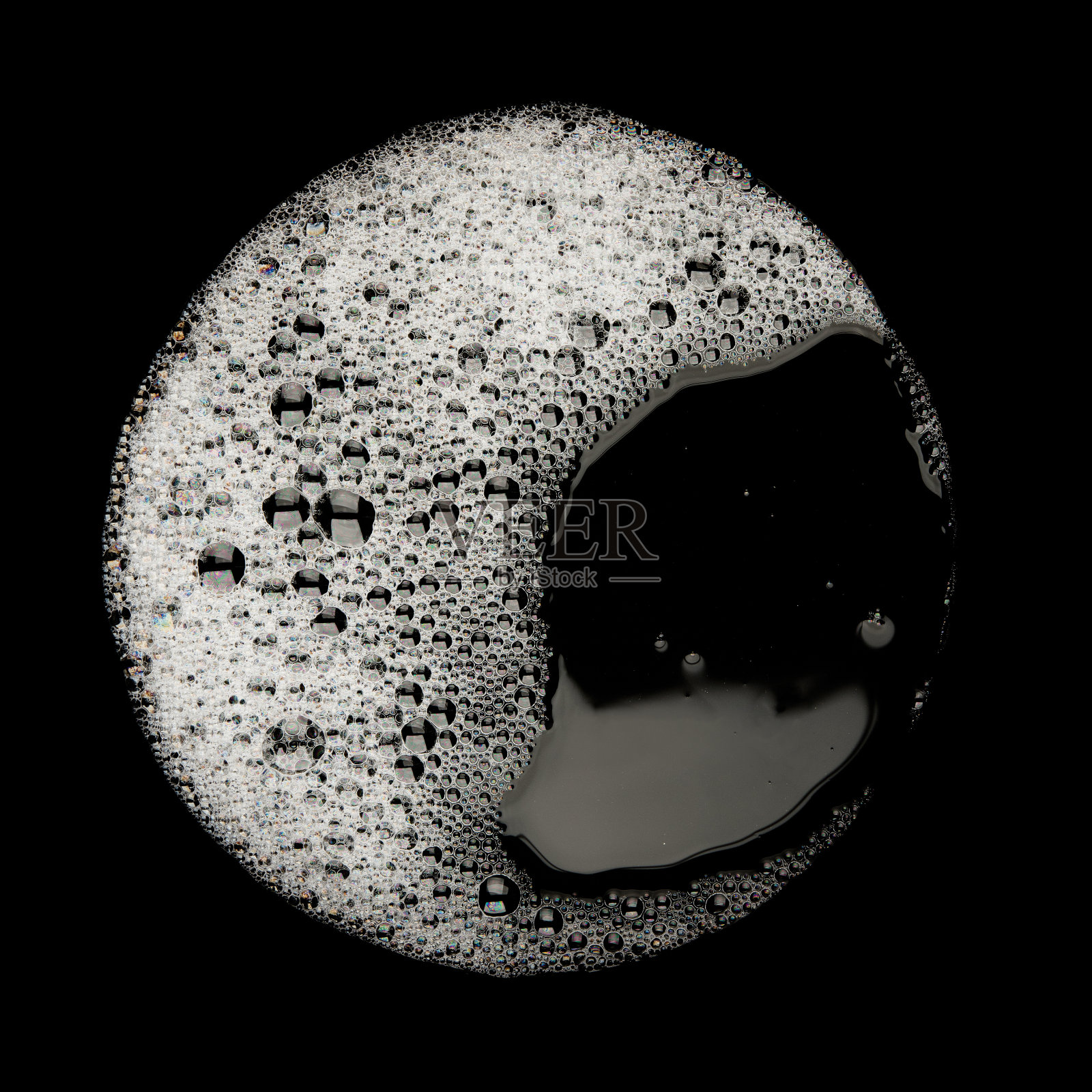 在俯视图上，从肥皂洗发香波孤立的圆形泡沫在黑色背景上照片摄影图片