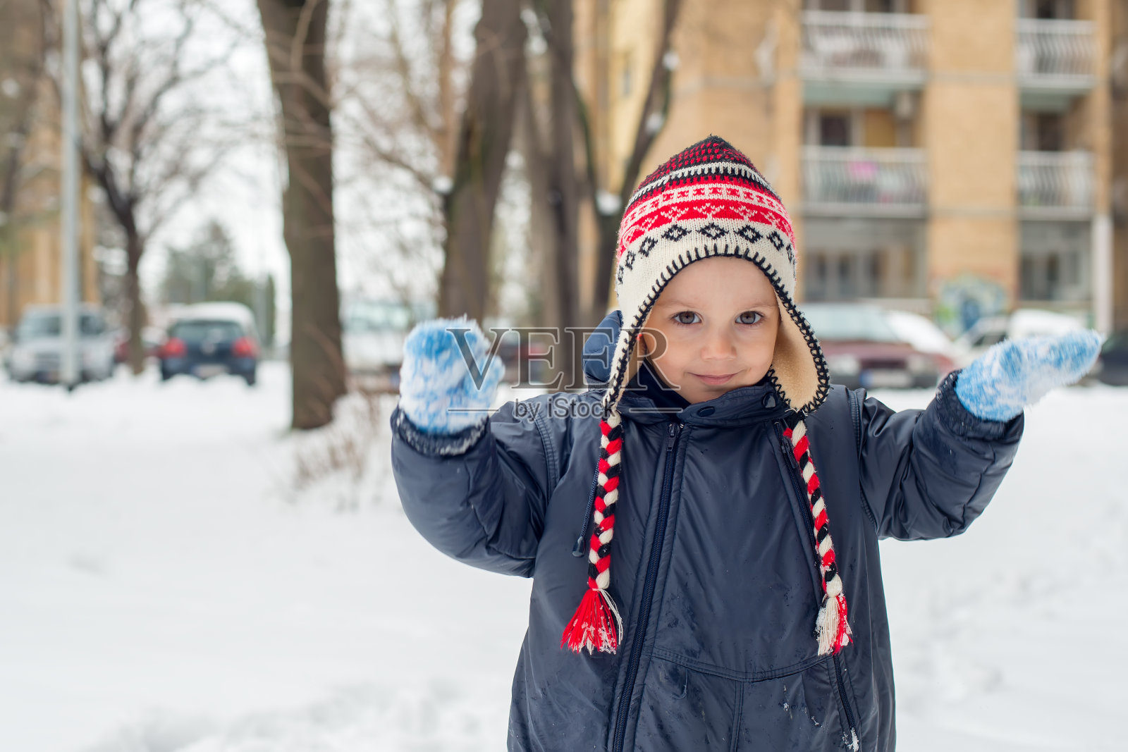 那男孩在雪地里摆姿势玩冬天的游戏照片摄影图片