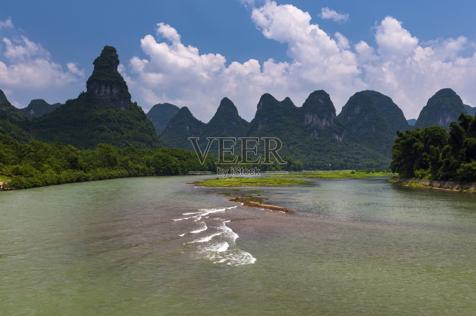 中国阳朔附近的漓江和周围的山脉照片摄影图片