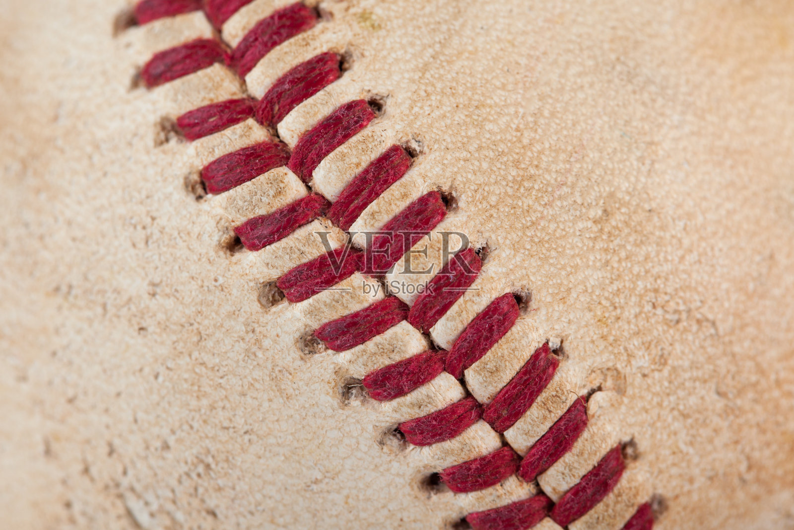 红色缝合线的一个磨损的棒球的近宏观视图照片摄影图片
