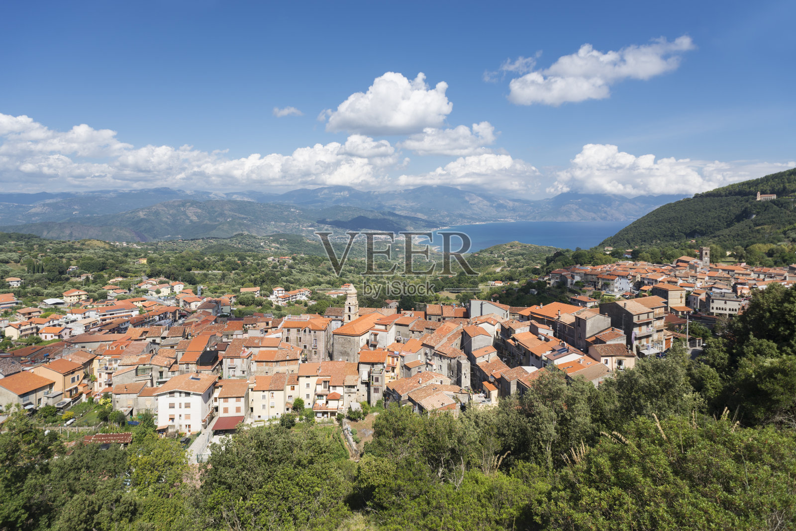 位于意大利南部奇莱托海岸的San Giovanni a Piro村庄，可以看到山脉和Policastro海湾的全景照片摄影图片
