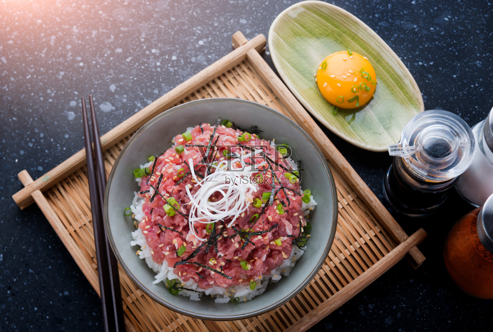 日式生金枪鱼和洋葱配米饭。照片摄影图片