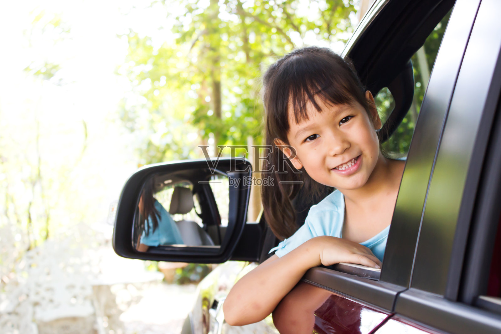 亚洲女孩微笑与复印空间车窗车。幸福的概念公路旅行。照片摄影图片