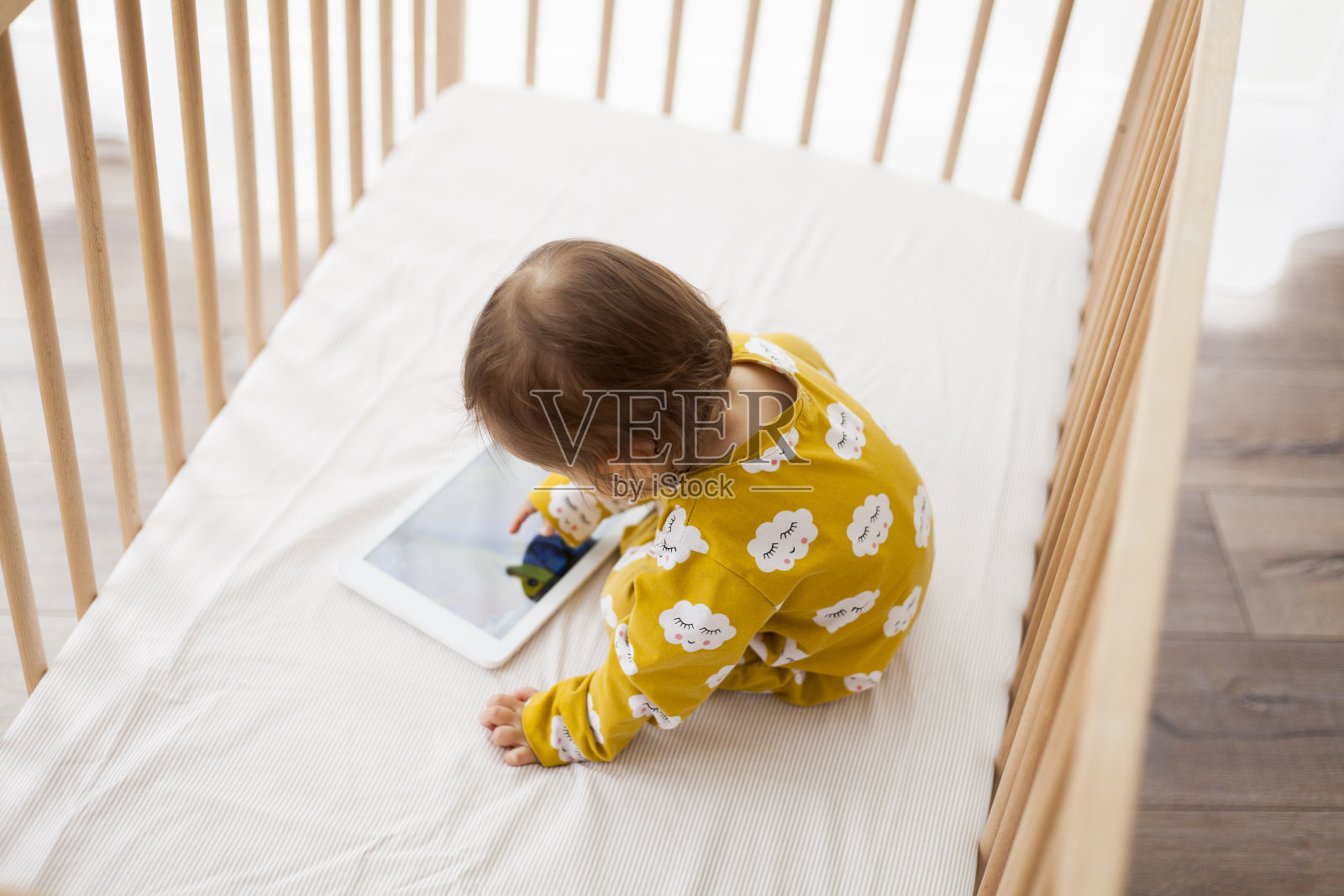 宝宝使用数码平板电脑照片摄影图片