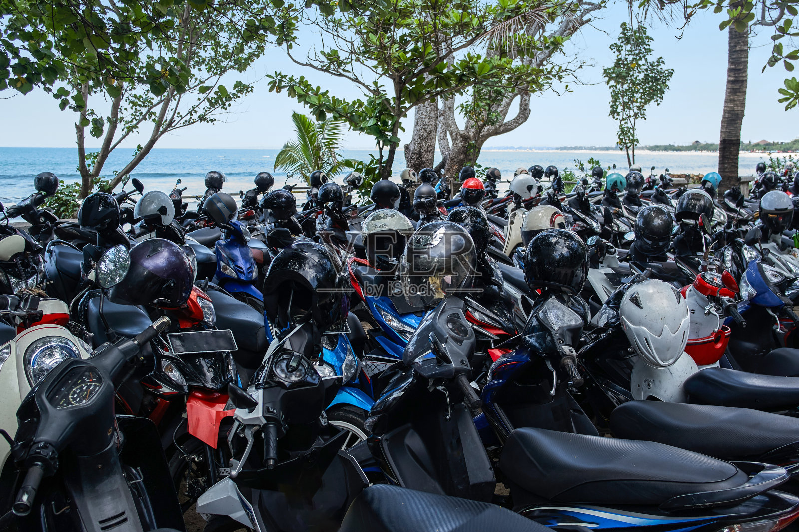 摩托车停在印度尼西亚的巴厘岛照片摄影图片