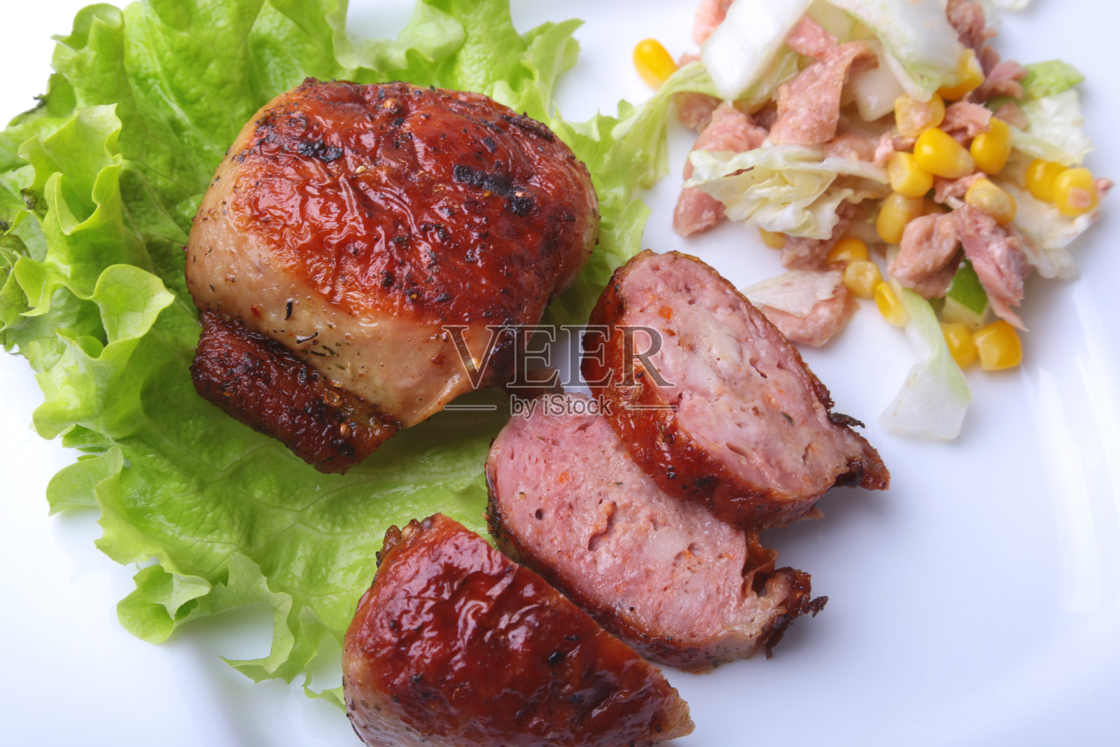 卤汁烤鸡胸肉烧烤和新鲜的沙拉在白色盘子，特写照片摄影图片