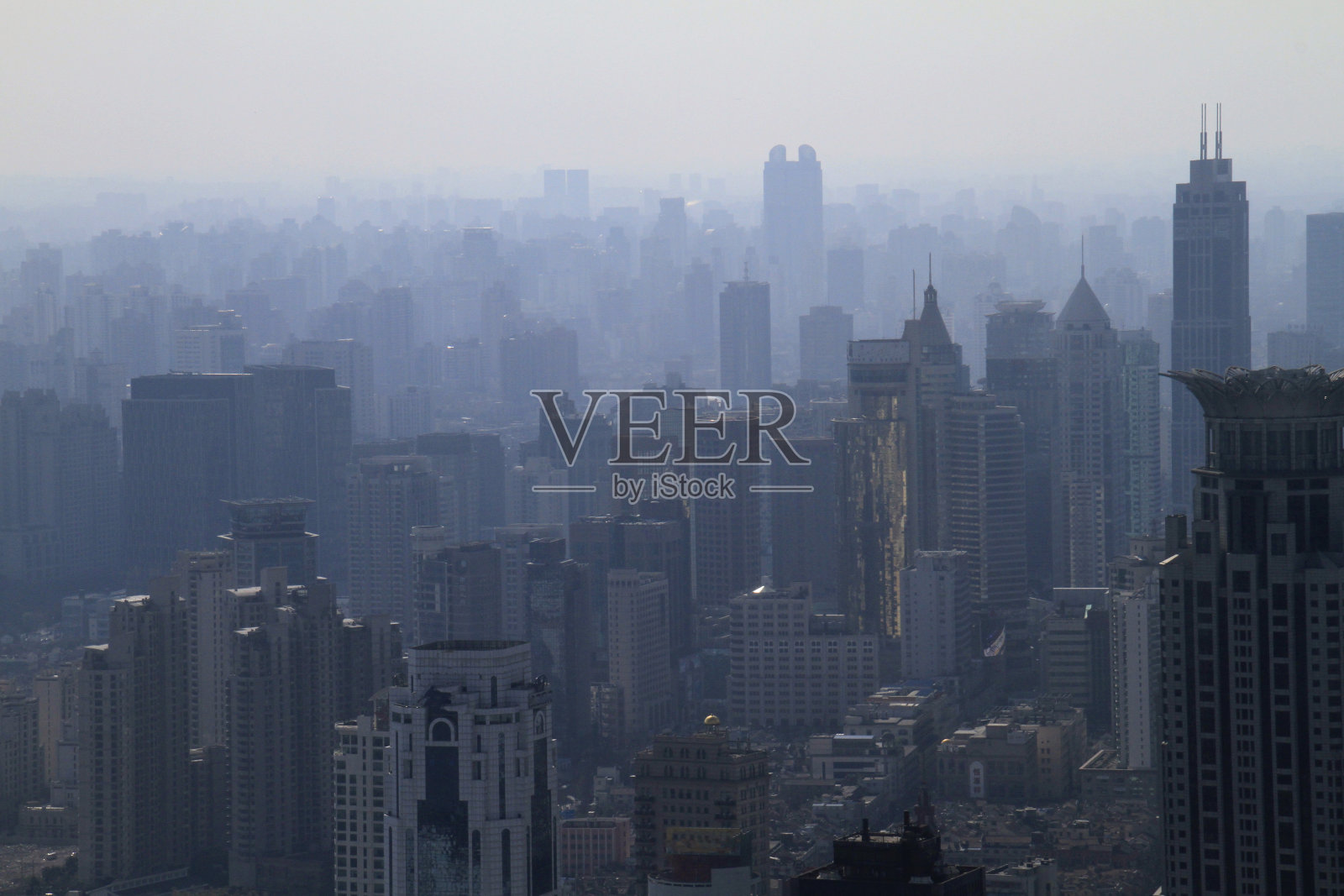 烟雾笼罩着中国上海的天际线照片摄影图片