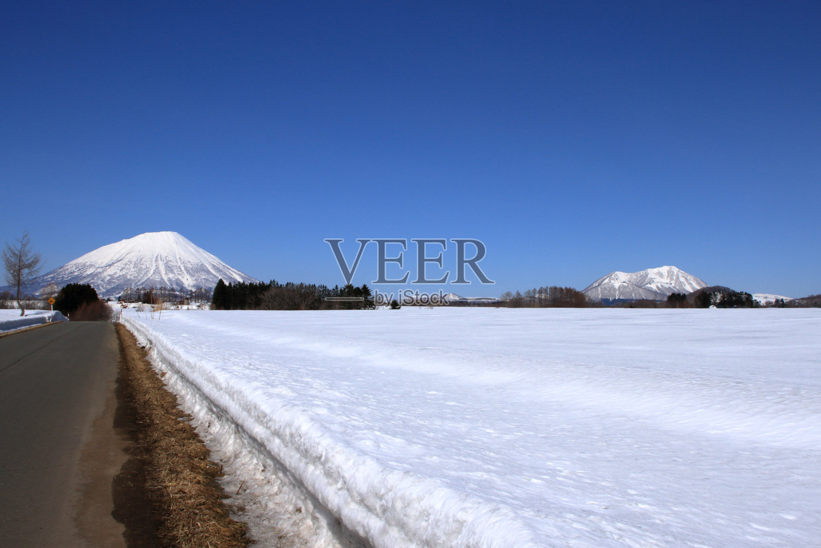 北海道的Yotei山和Rusutsu村的雪地照片摄影图片