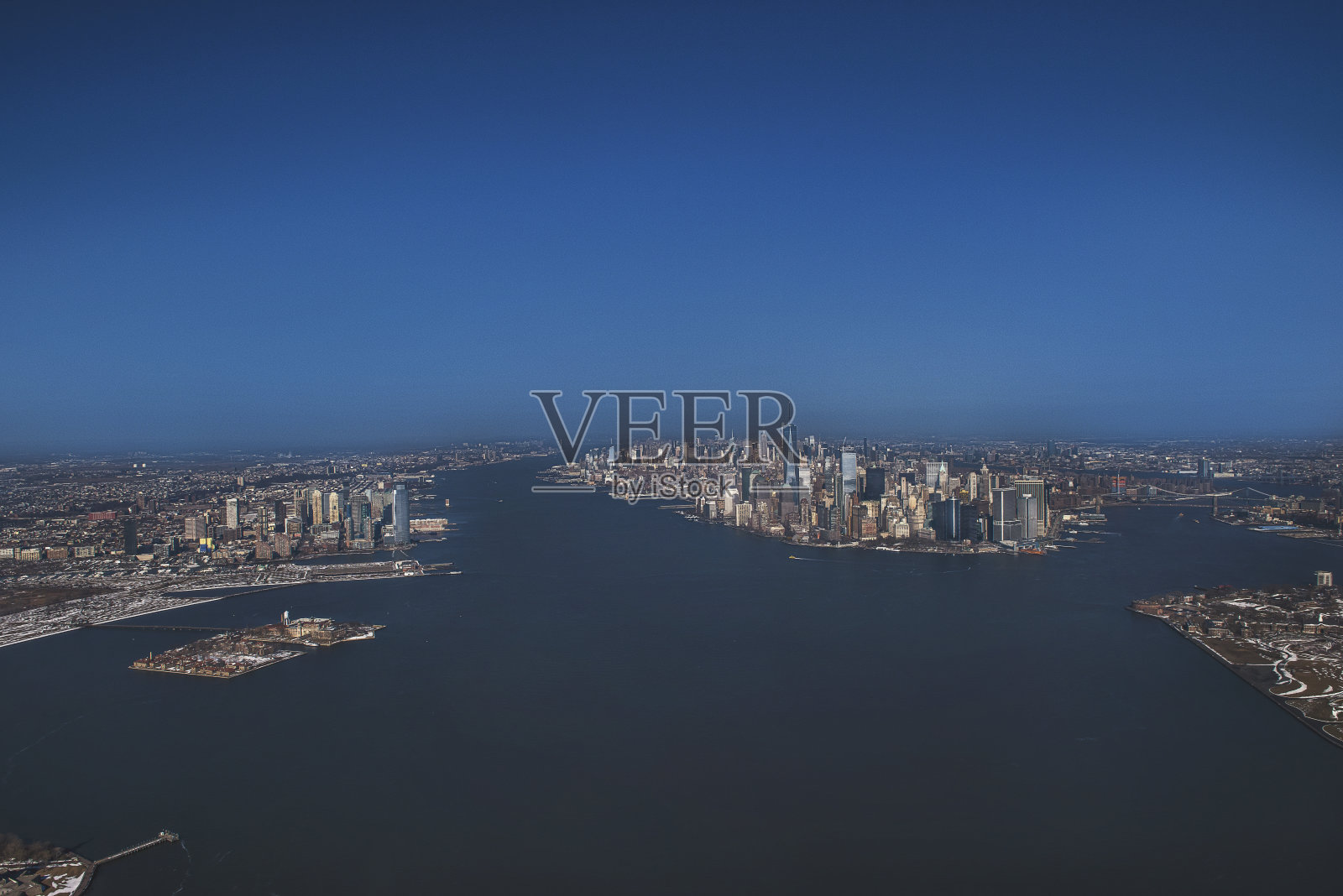鸟瞰图纽约市天际线与哈德逊河通过直升机在白天在纽约市，纽约，美国照片摄影图片