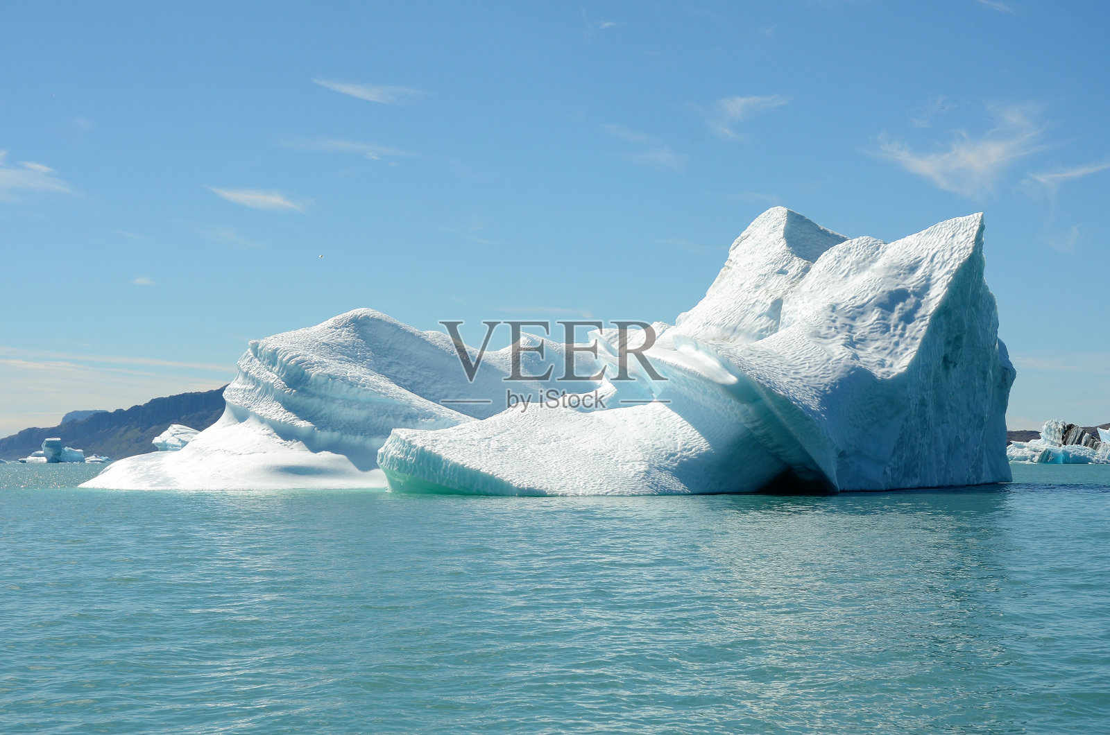 漂浮在大西洋，格陵兰岛的冰山照片摄影图片
