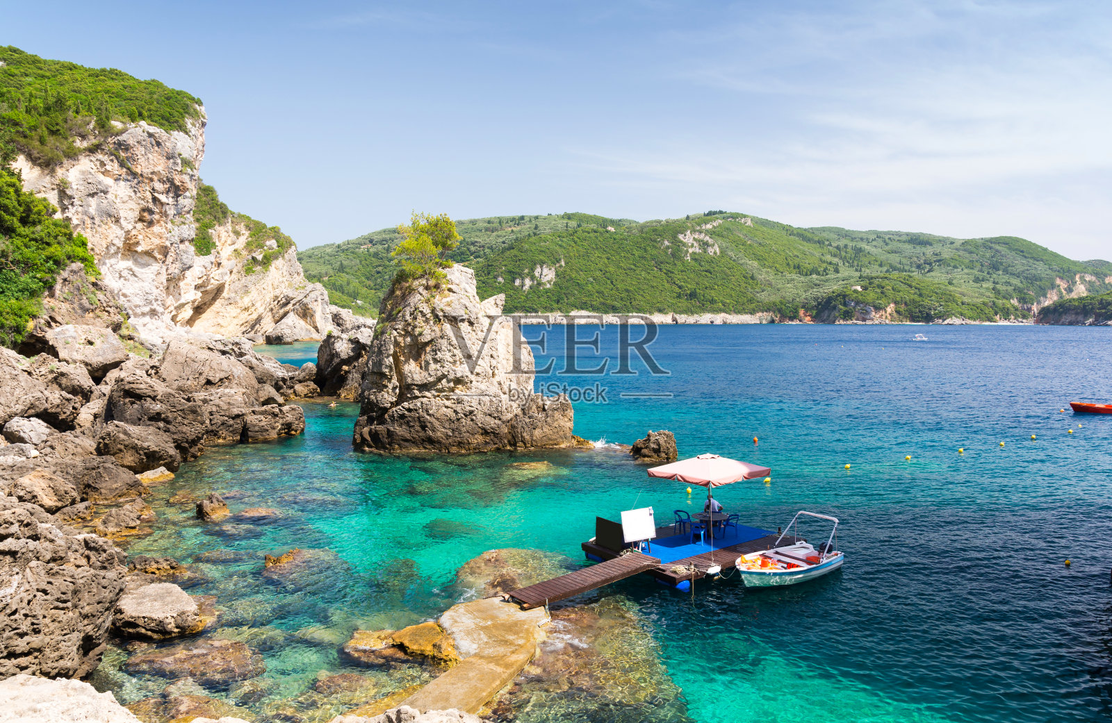 希腊科孚岛古奥卡斯特里萨的岩石海滩照片摄影图片