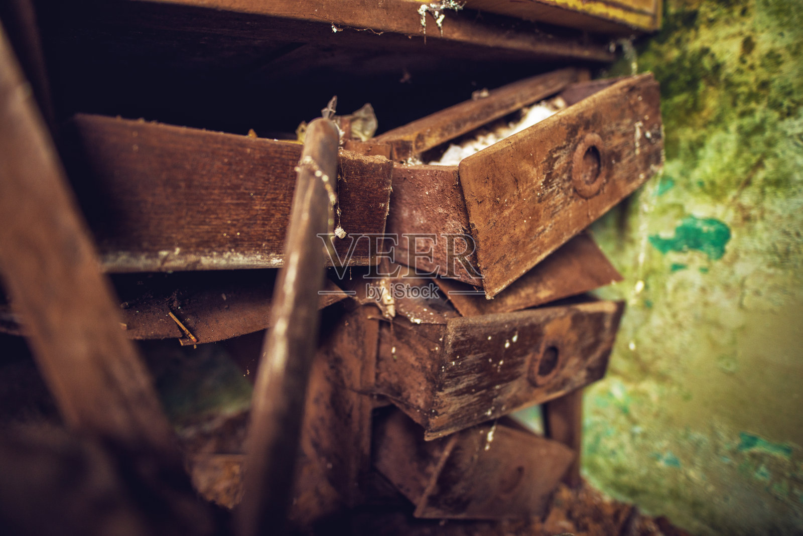 在废弃的废弃的房子里，近距离聚焦被遗忘的废旧木制家具。照片摄影图片