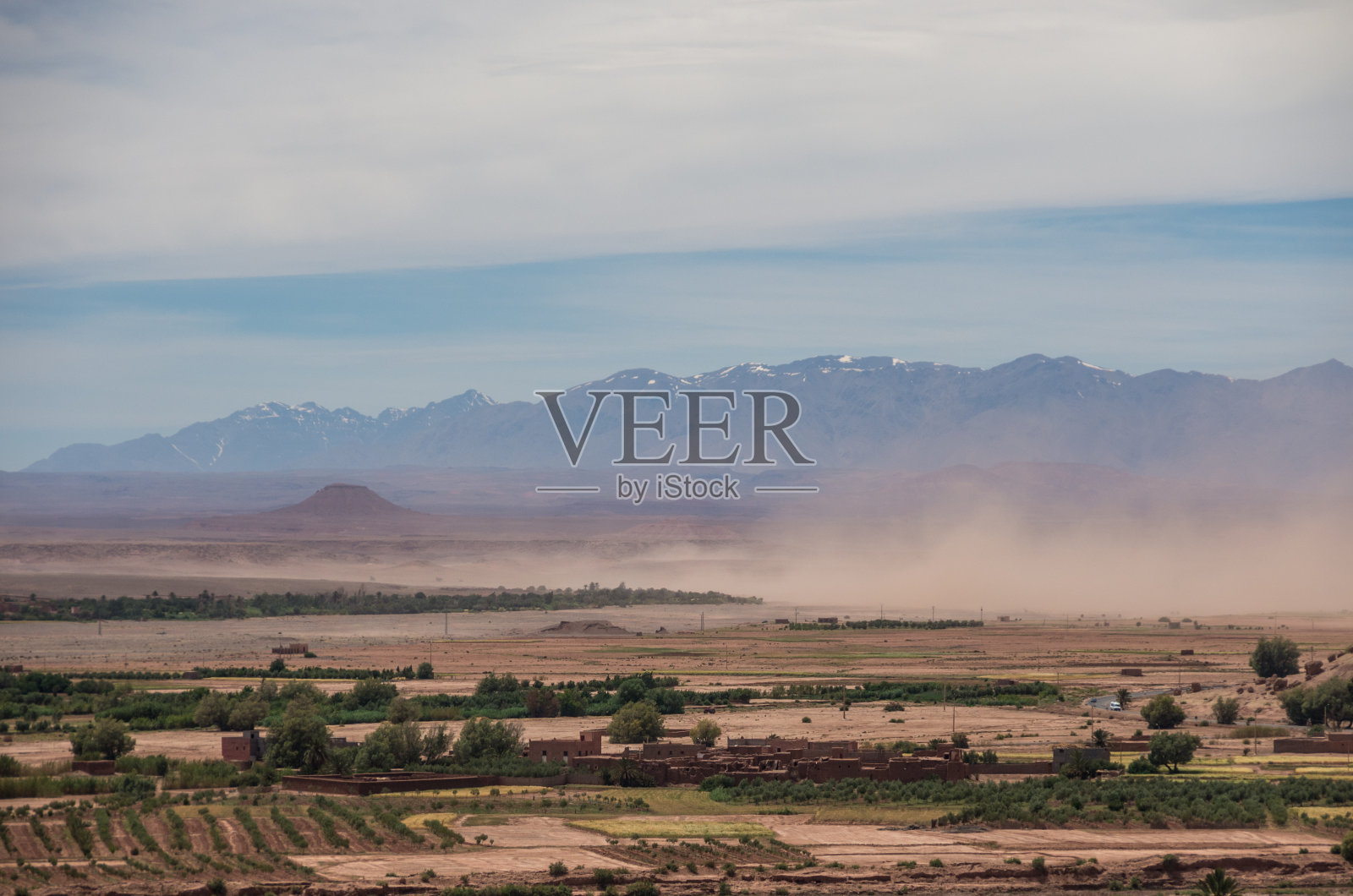高阿特拉斯山脉附近山谷的沙尘暴。以雪峰为背景。摩洛哥照片摄影图片